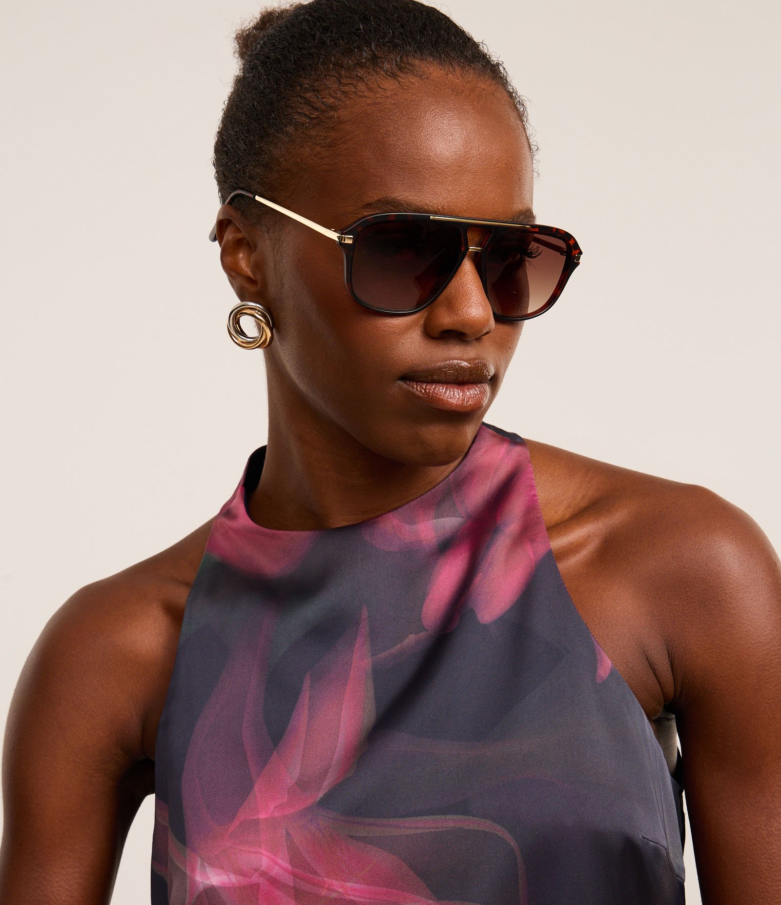 Blusa Acetinada com Gola Halter e Estampa Floral Esmaecida Azul 5