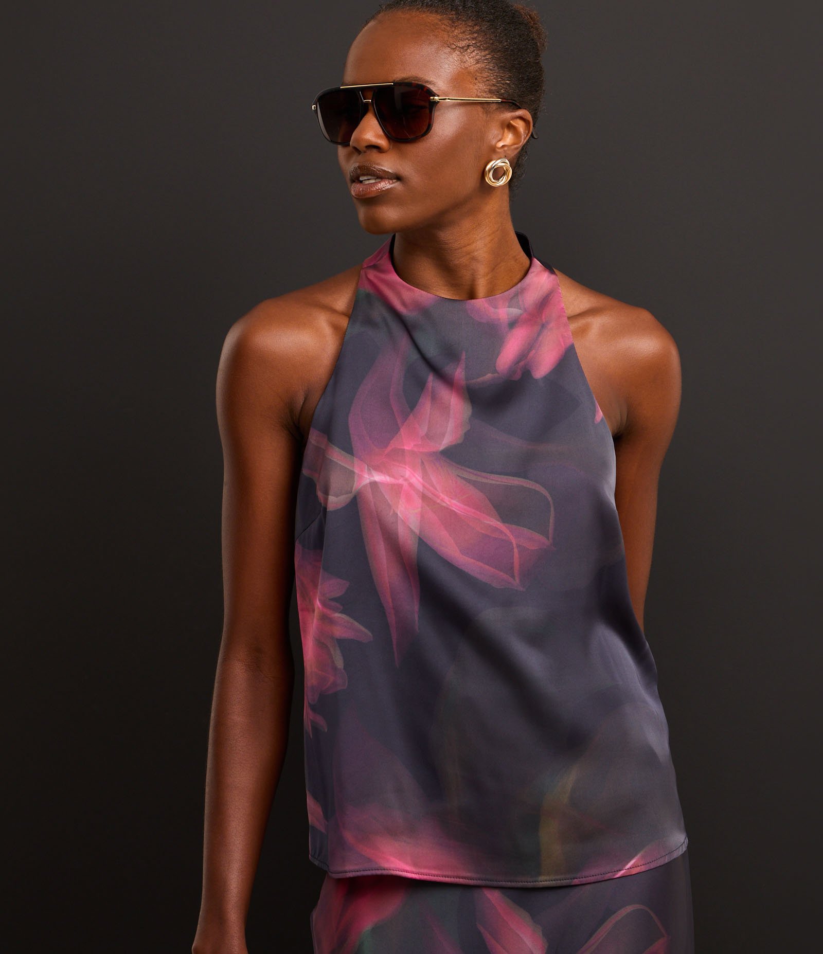 Blusa Acetinada com Gola Halter e Estampa Floral Esmaecida Azul 6