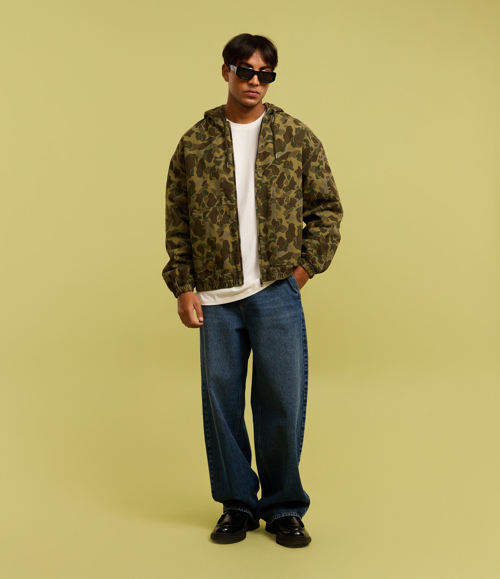 Jaqueta em Sarja com Cava Deslocada e Estampa Camuflada Verde 2