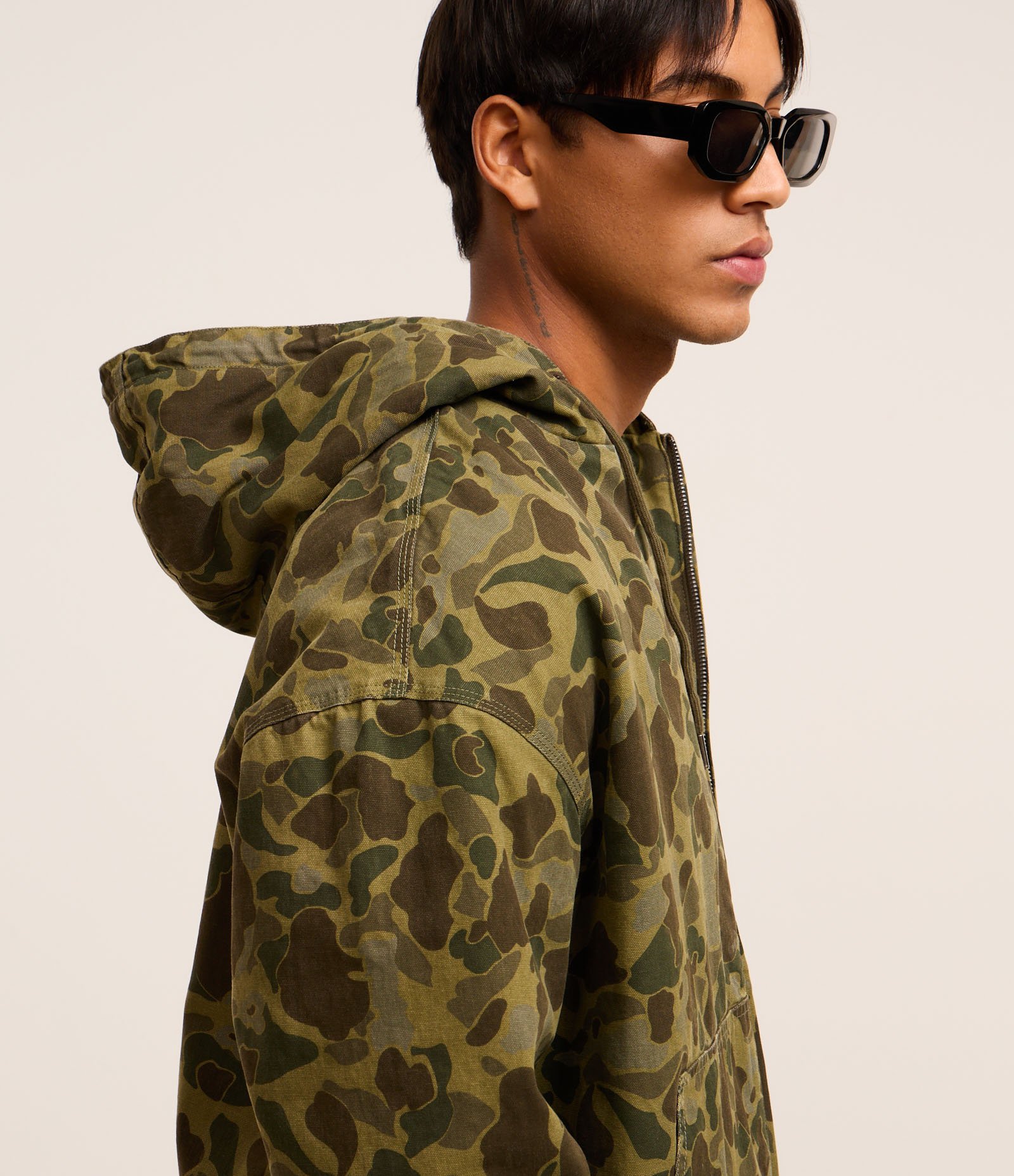 Jaqueta em Sarja com Cava Deslocada e Estampa Camuflada Verde 4