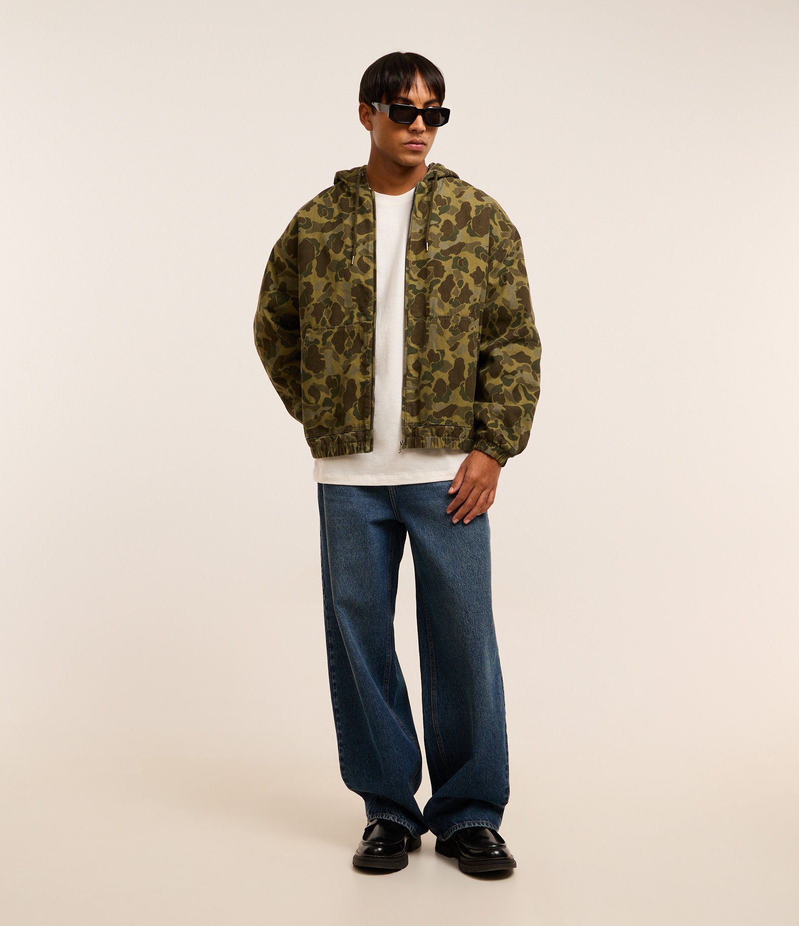 Jaqueta em Sarja com Cava Deslocada e Estampa Camuflada Verde 5