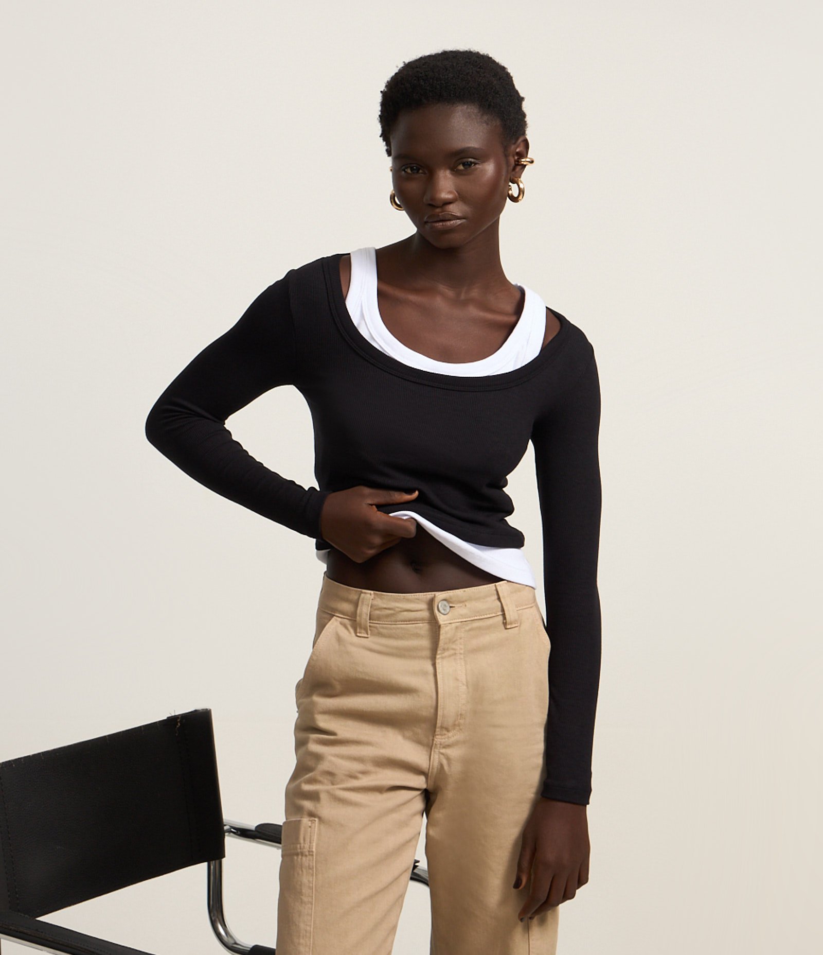 Blusa Canelada em Ribana com Decote Profundo Preto 3