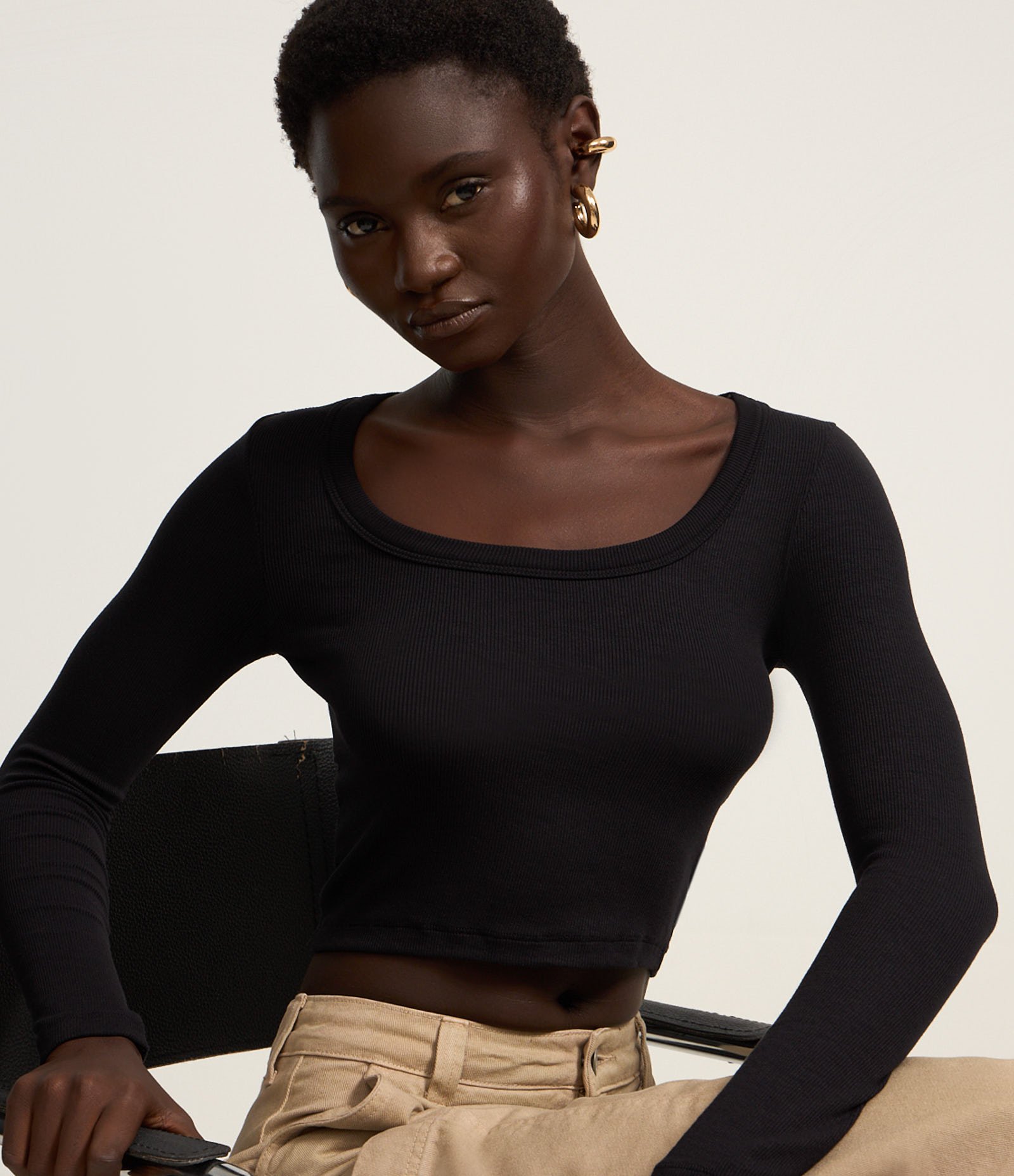 Blusa Canelada em Ribana com Decote Profundo Preto 5