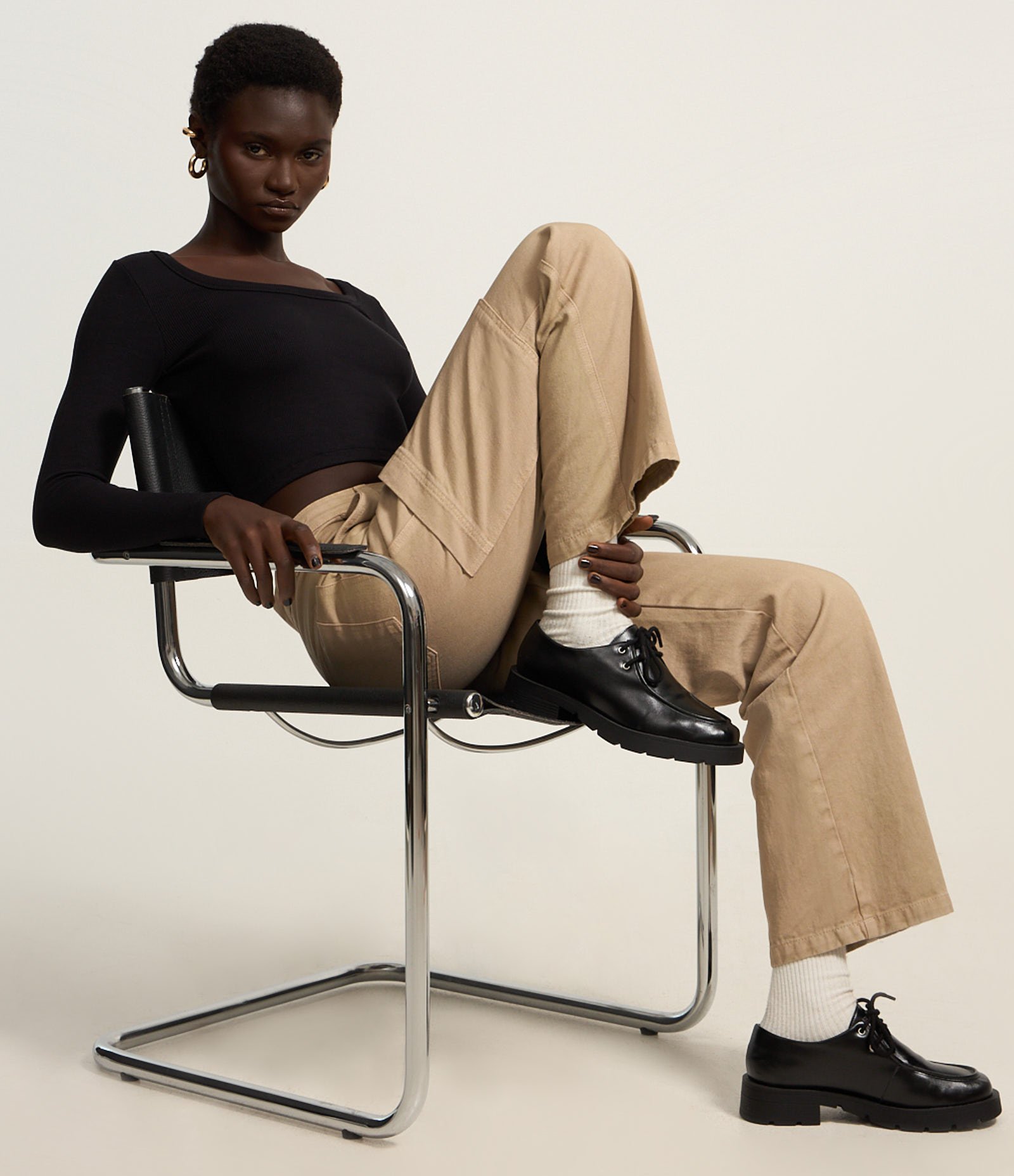 Blusa Canelada em Ribana com Decote Profundo Preto 6