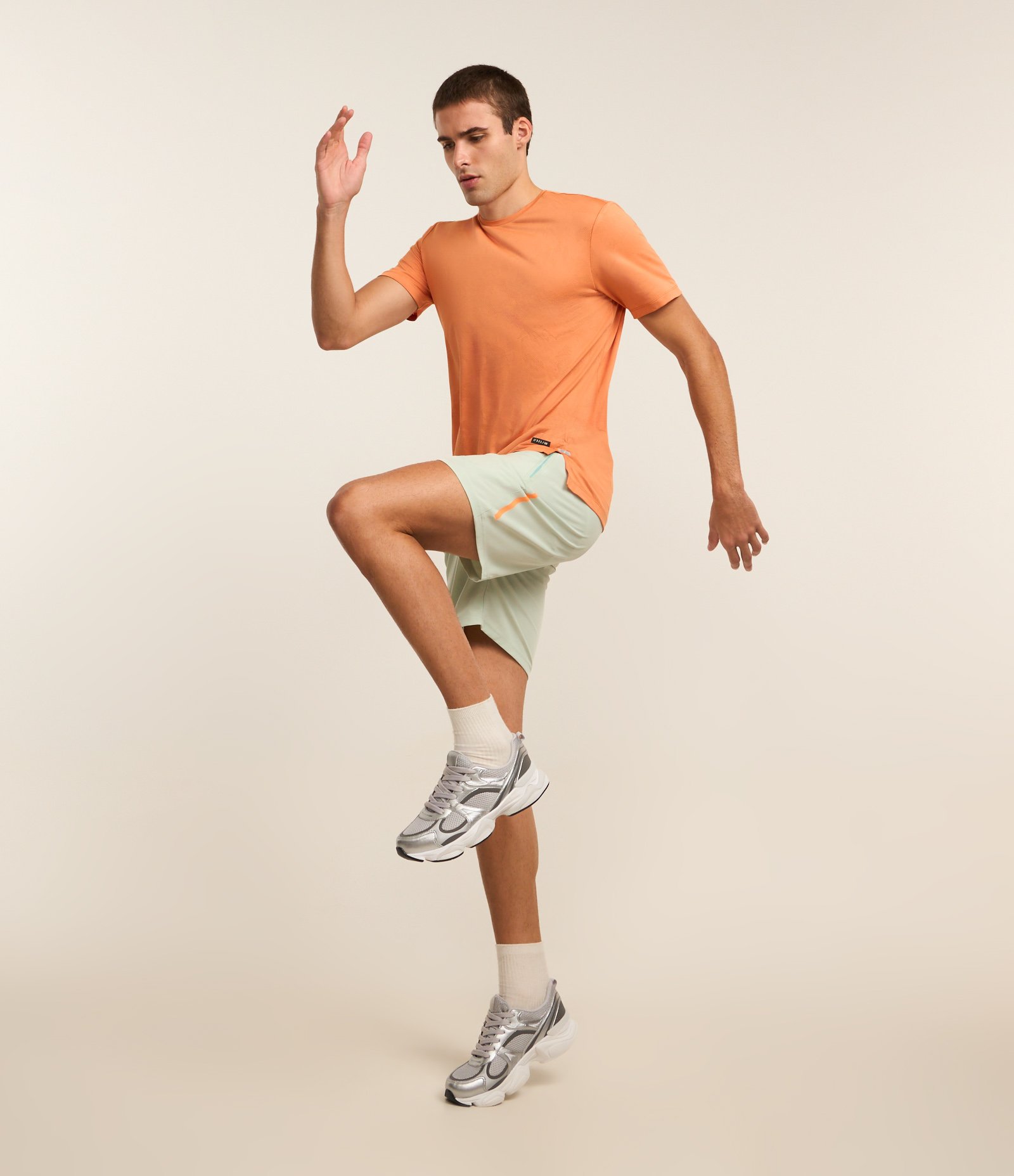 Bermuda Esportiva com Blocos de Cor e Bolsos com Zíper Verde 7