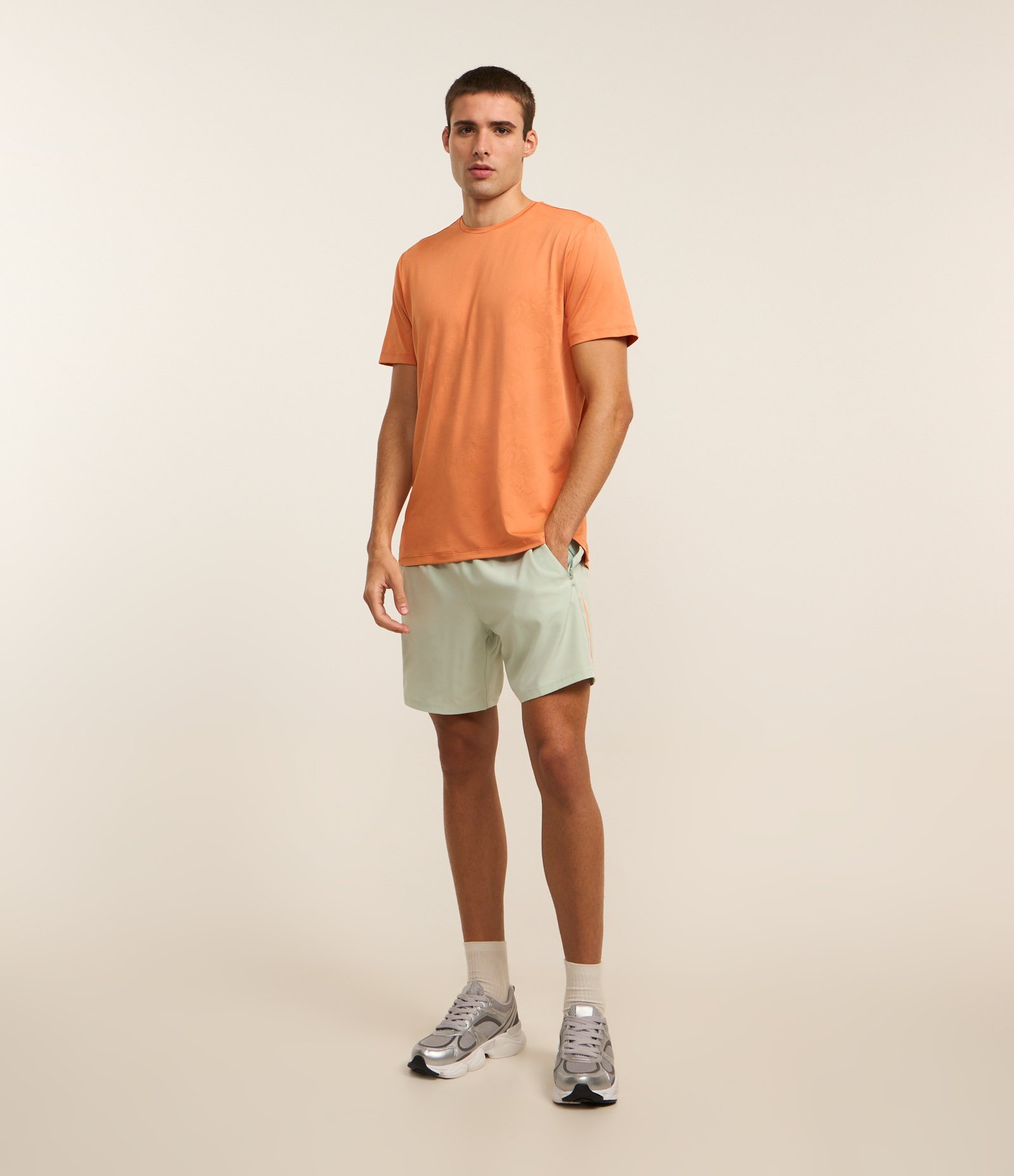 Bermuda Esportiva com Blocos de Cor e Bolsos com Zíper Verde 1