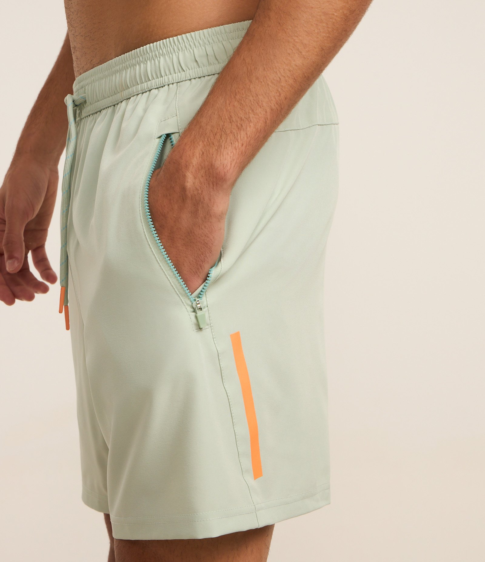 Bermuda Esportiva com Blocos de Cor e Bolsos com Zíper Verde 3