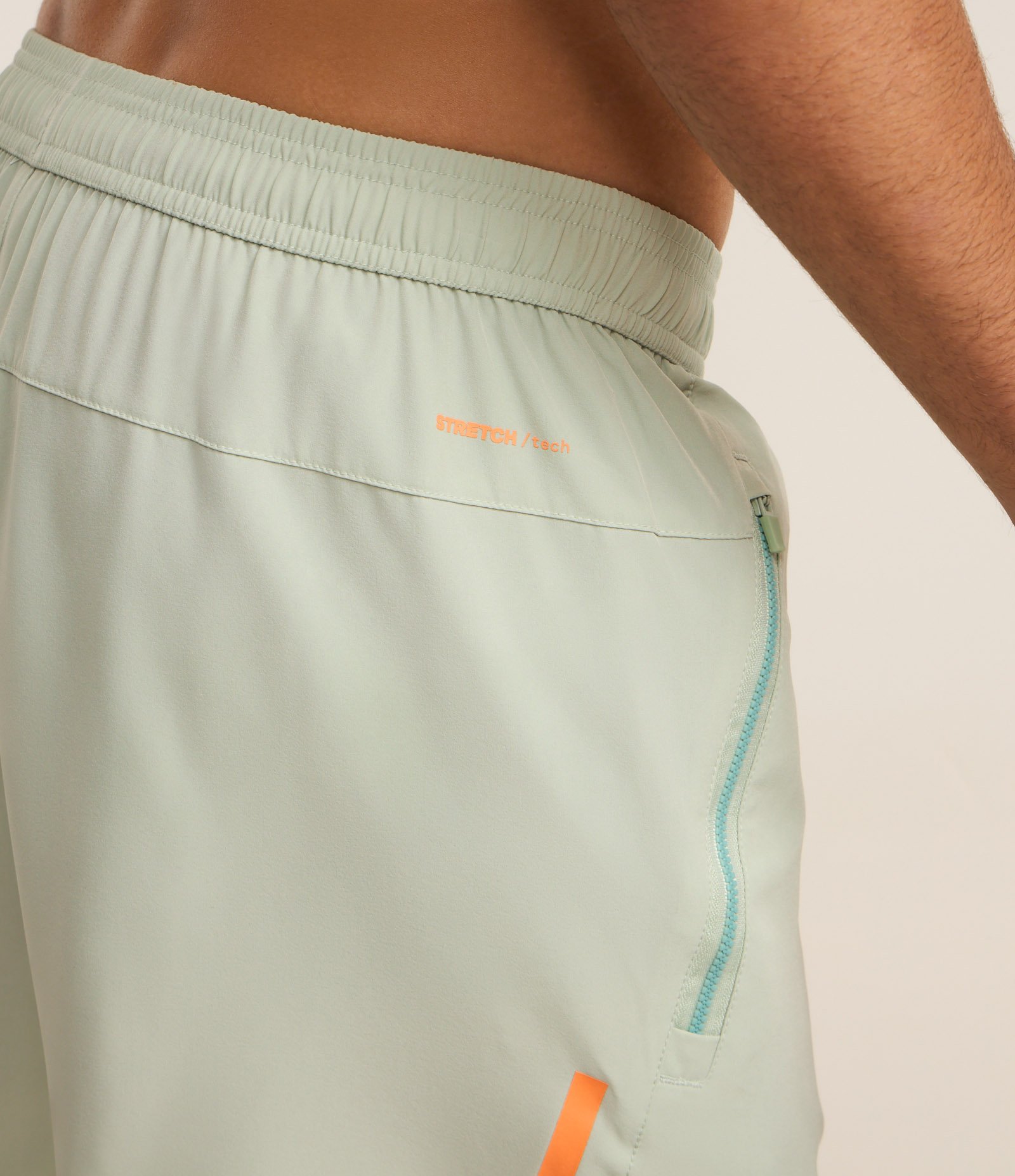 Bermuda Esportiva com Blocos de Cor e Bolsos com Zíper Verde 4