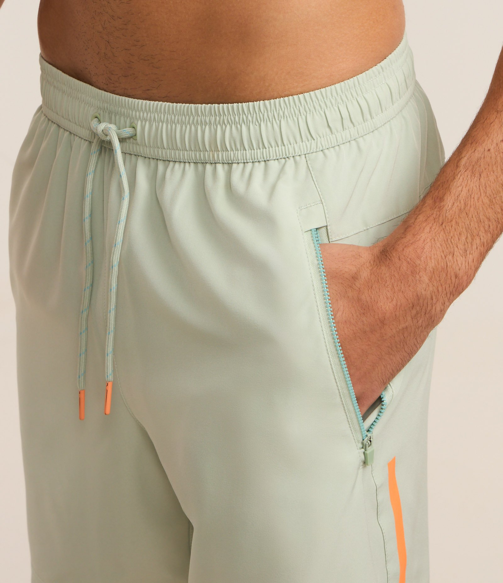 Bermuda Esportiva com Blocos de Cor e Bolsos com Zíper Verde 5