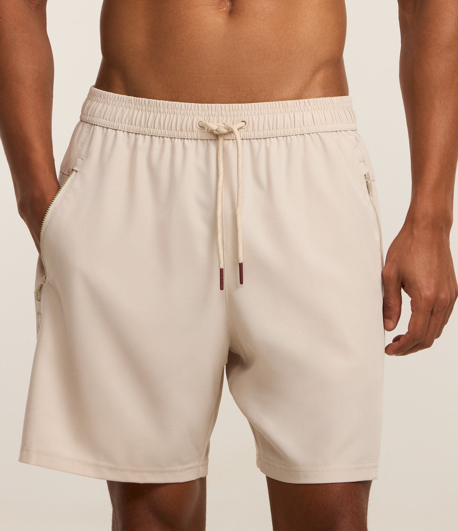 Bermuda Esportiva com Blocos de Cor e Bolsos com Zíper Bege 2