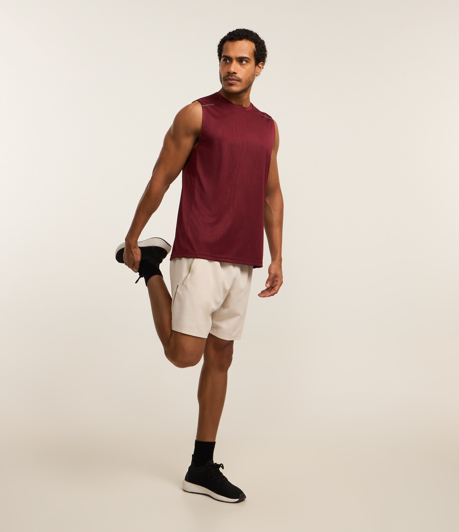 Bermuda Esportiva com Blocos de Cor e Bolsos com Zíper Bege 6