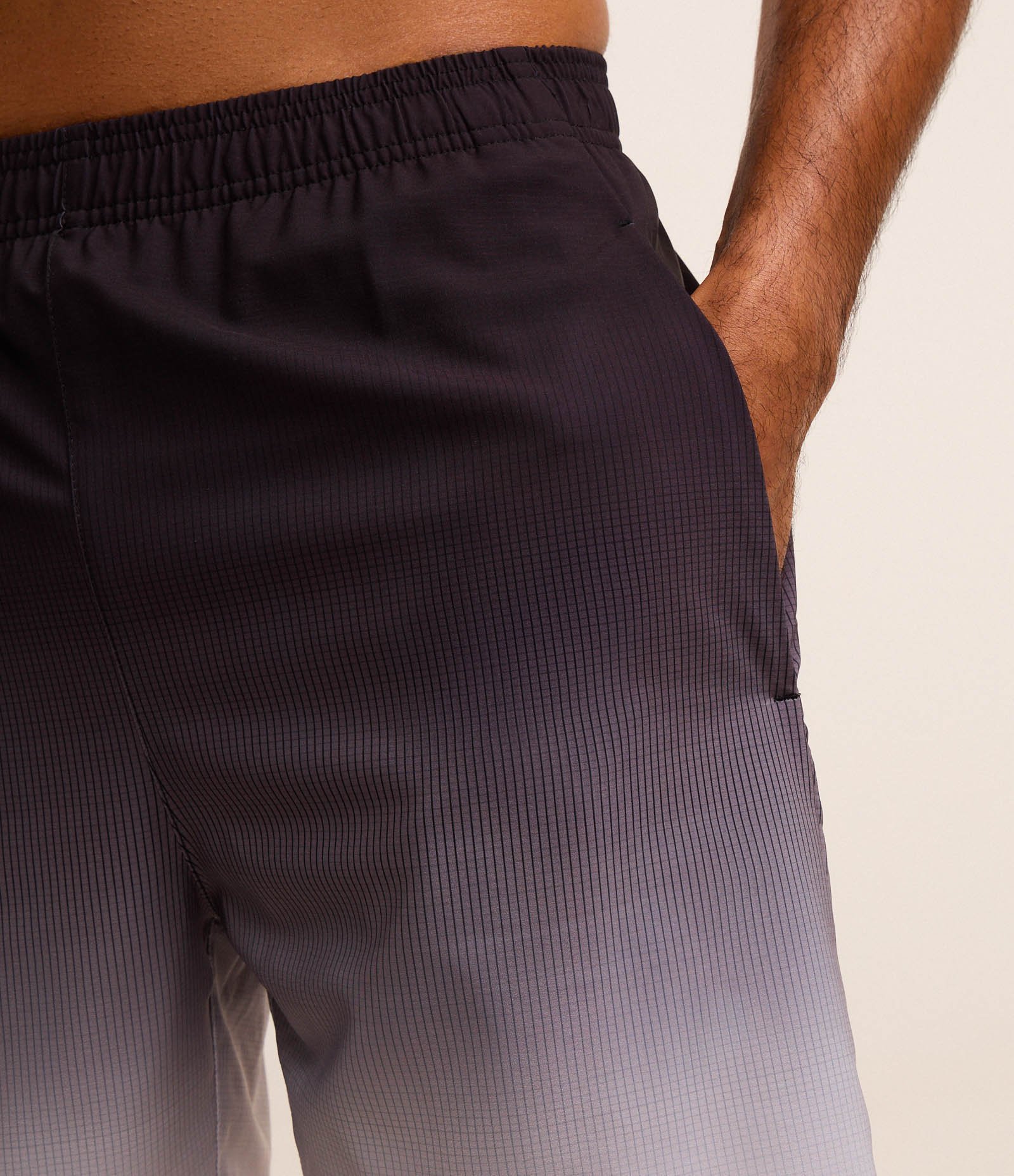 Bermuda Esportiva com Xadrez e Degrade na Barra Preto 4