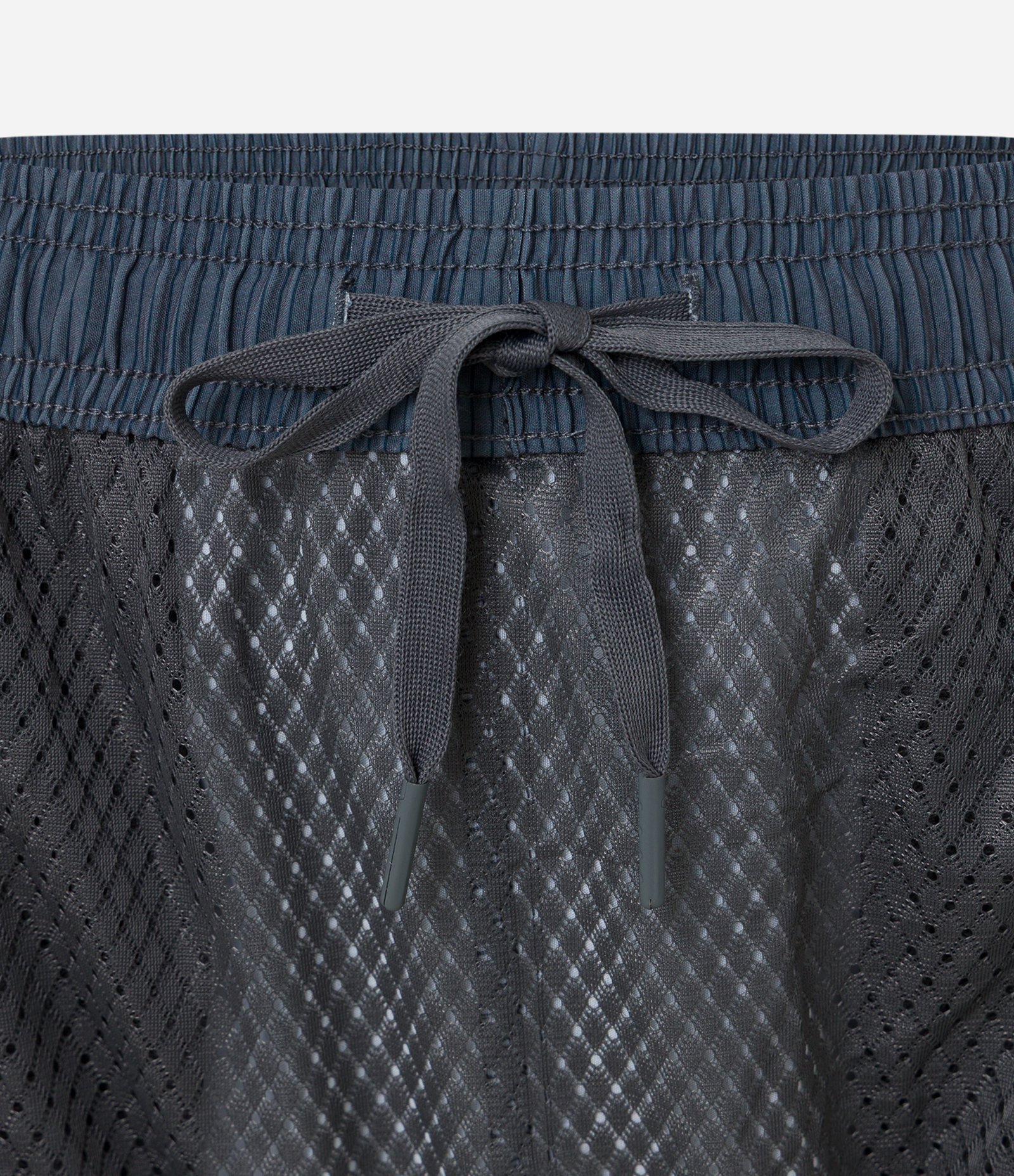 Bermuda Esportiva com Xadrez e Degrade na Barra Cinza Escuro 9