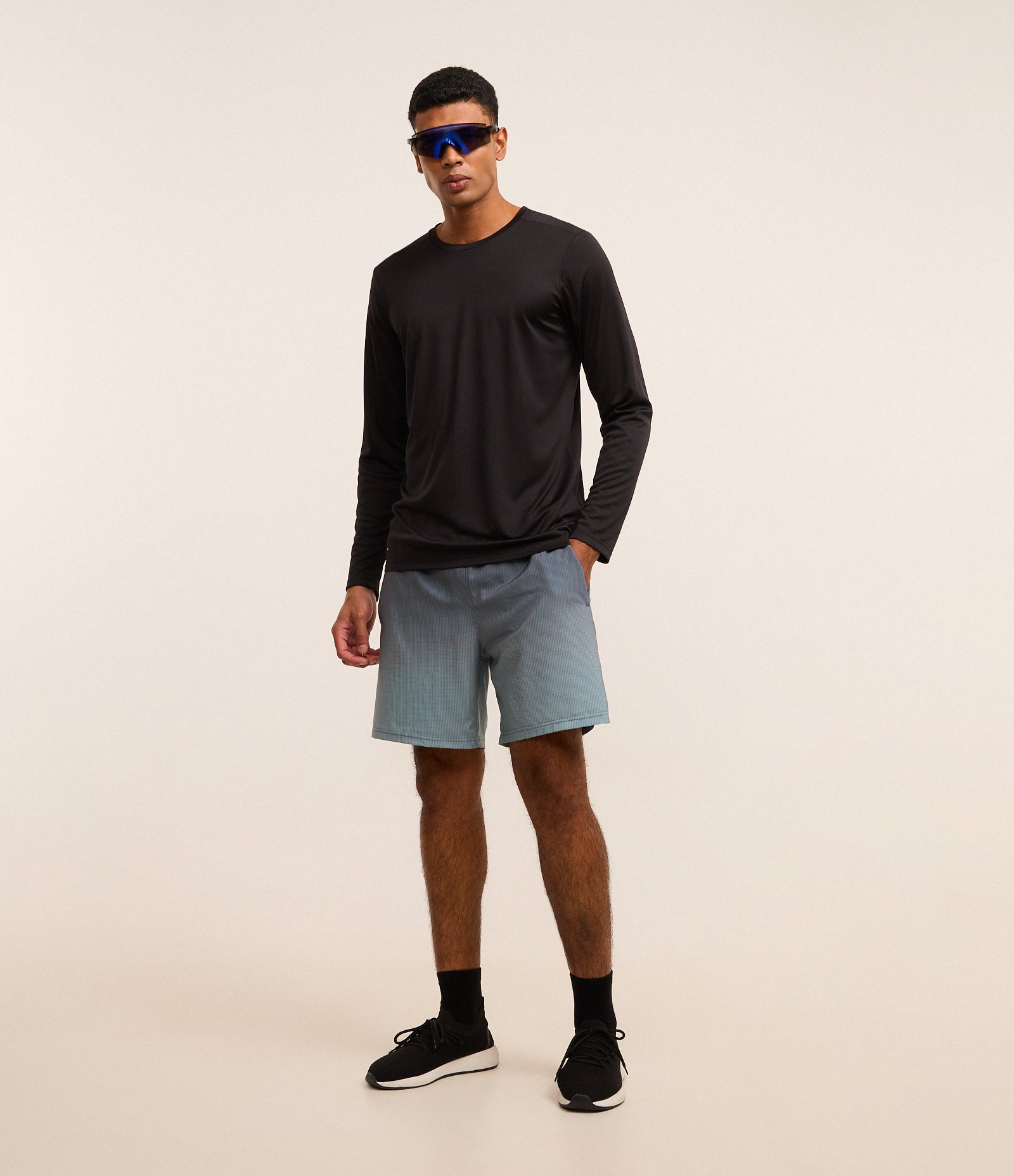 Bermuda Esportiva com Xadrez e Degrade na Barra Cinza Escuro 1