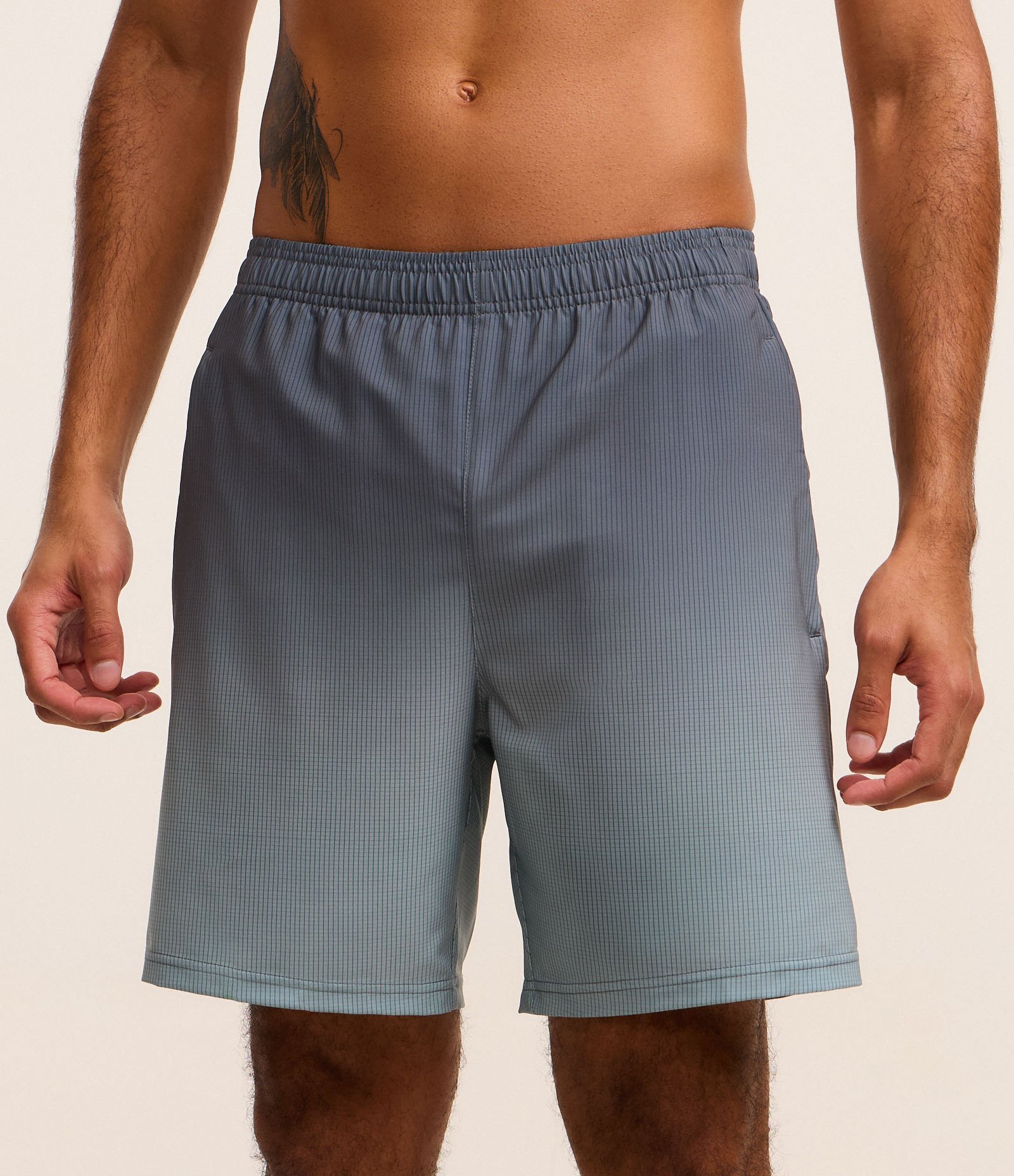 Bermuda Esportiva com Xadrez e Degrade na Barra Cinza Escuro 2