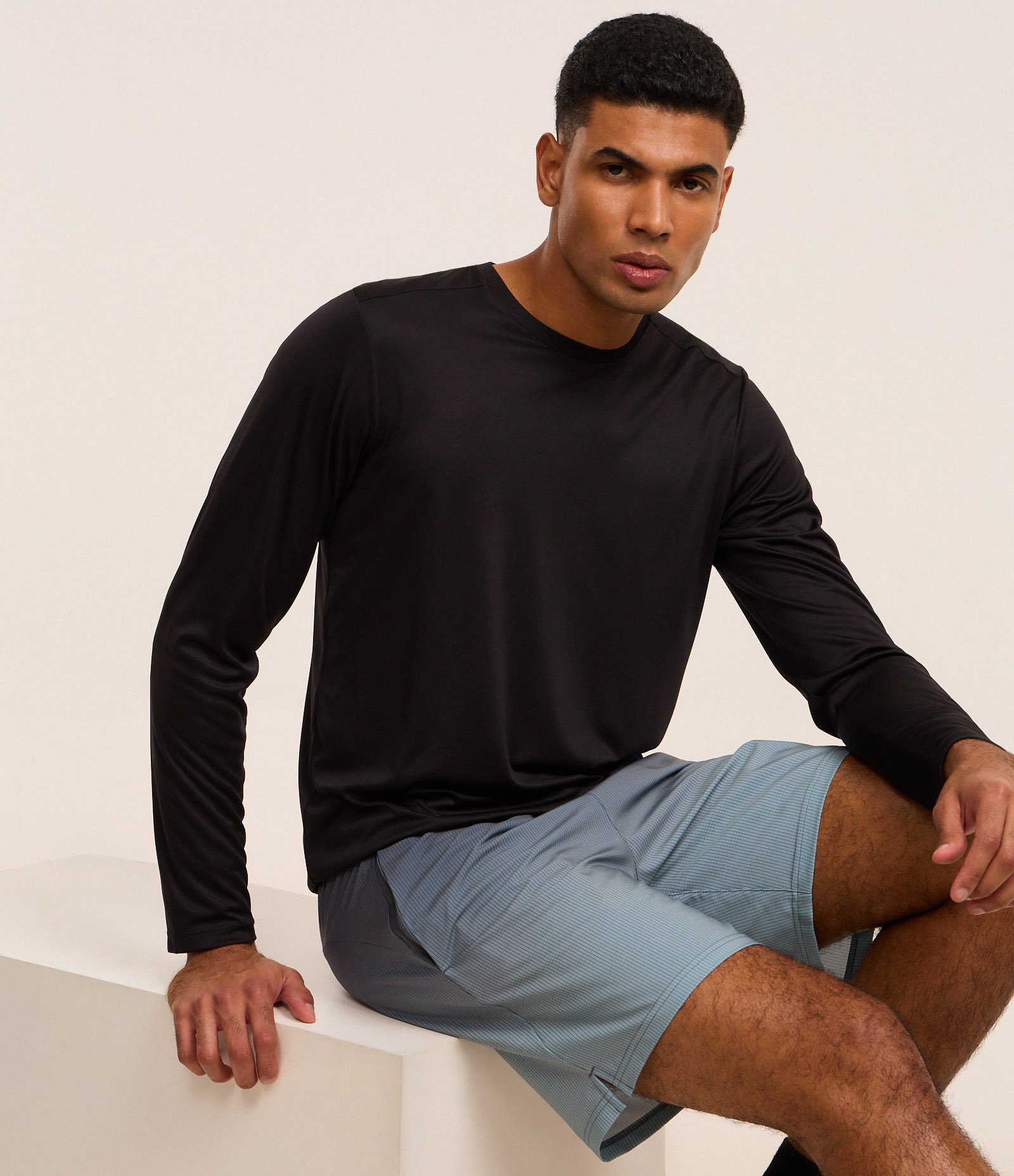 Bermuda Esportiva com Xadrez e Degrade na Barra Cinza Escuro 3