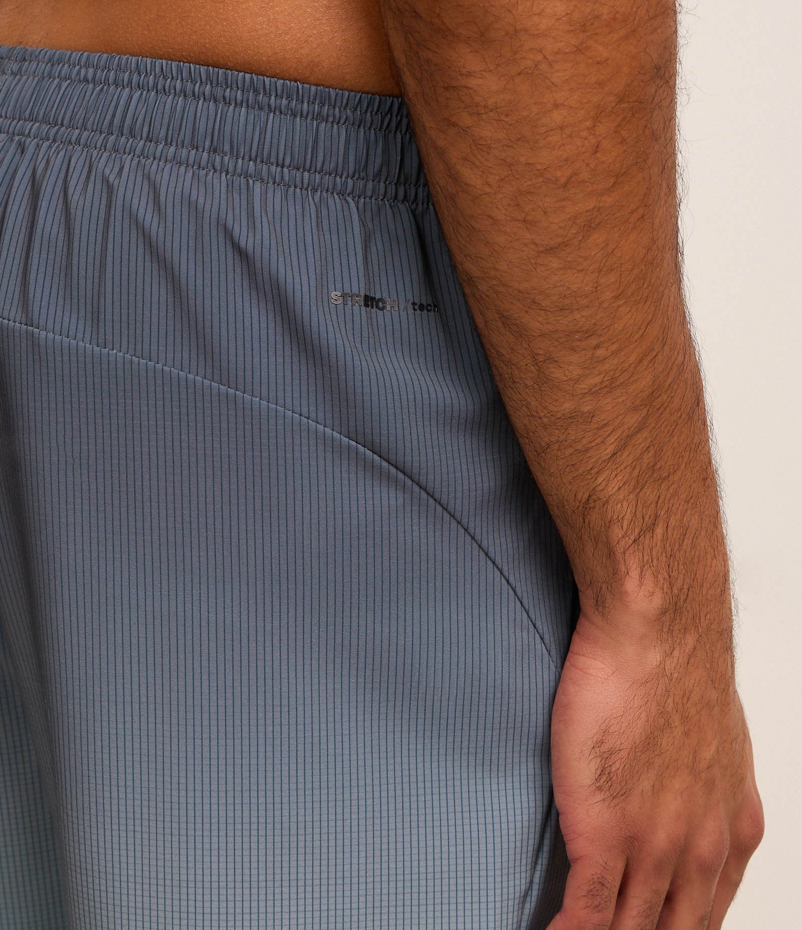 Bermuda Esportiva com Xadrez e Degrade na Barra Cinza Escuro 4