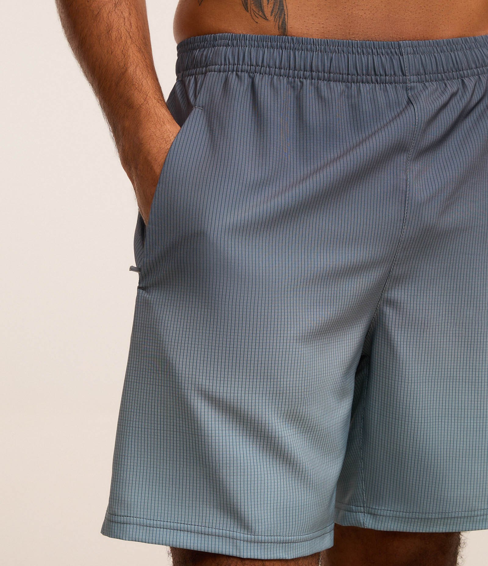 Bermuda Esportiva com Xadrez e Degrade na Barra Cinza Escuro 6