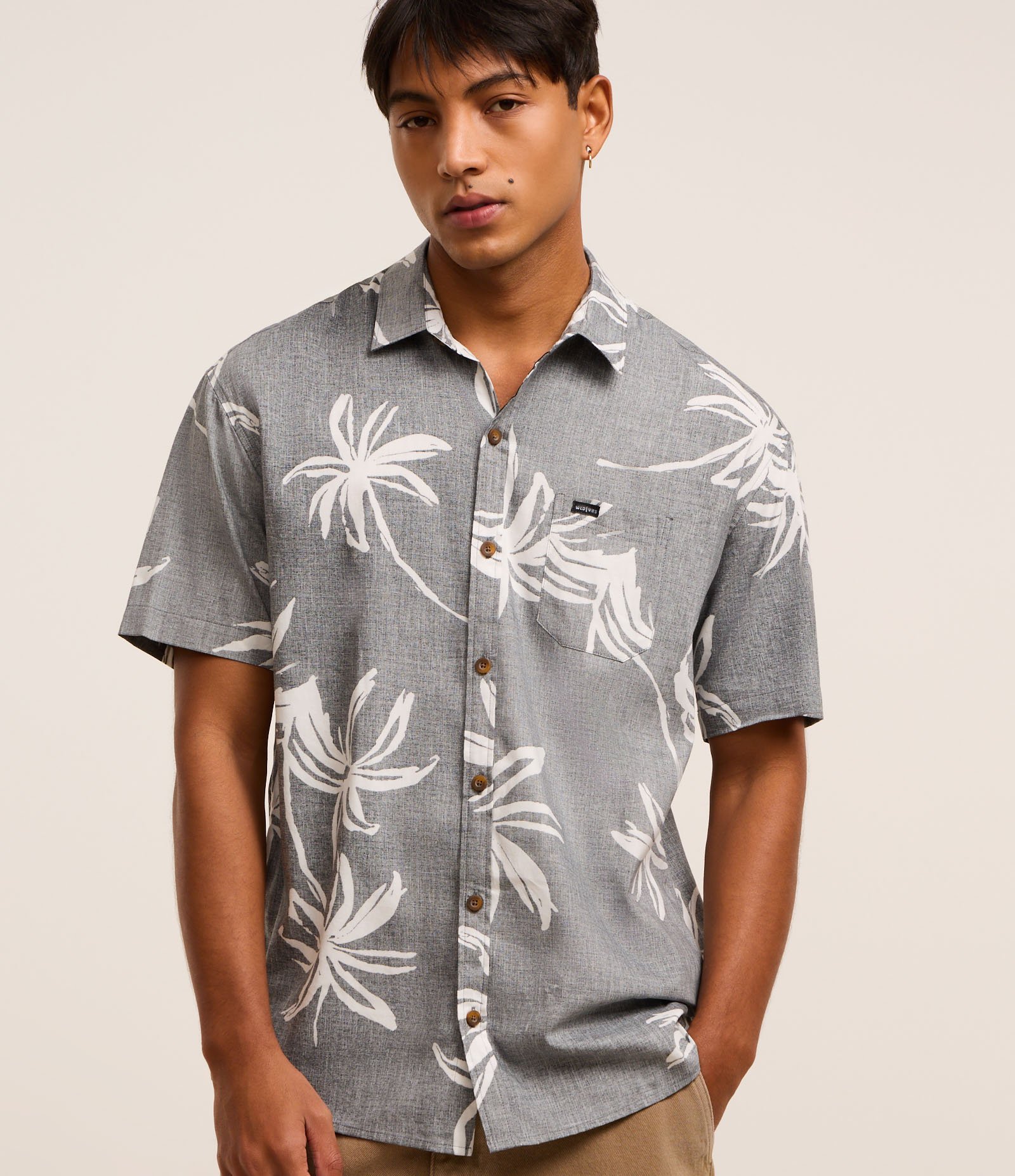 Camisa Relaxed em Tricoline com Estampa Floral Cinza 1