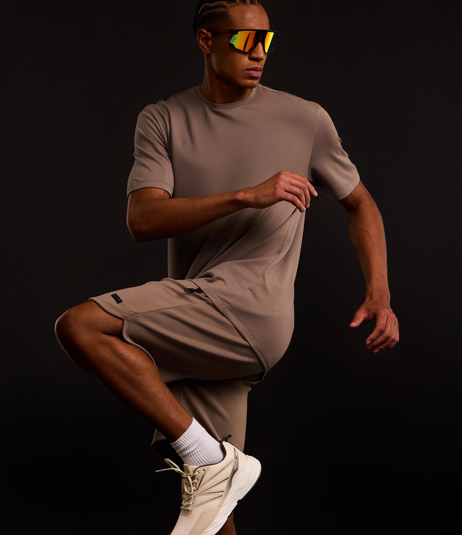 Bermuda Esportiva em Moletom Tecnológico com Cós Elástico e Zíper no Bolso Marrom 1