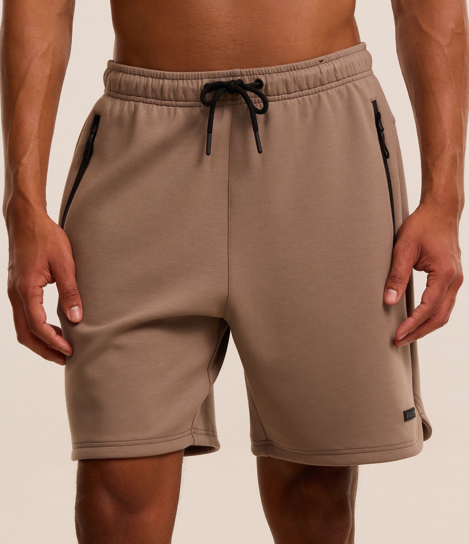 Bermuda Esportiva em Moletom Tecnológico com Cós Elástico e Zíper no Bolso Marrom 2