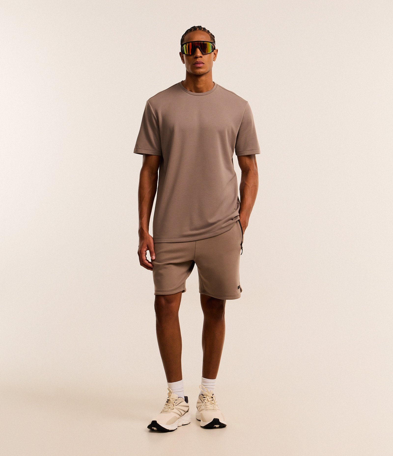 Bermuda Esportiva em Moletom Tecnológico com Cós Elástico e Zíper no Bolso Marrom 3