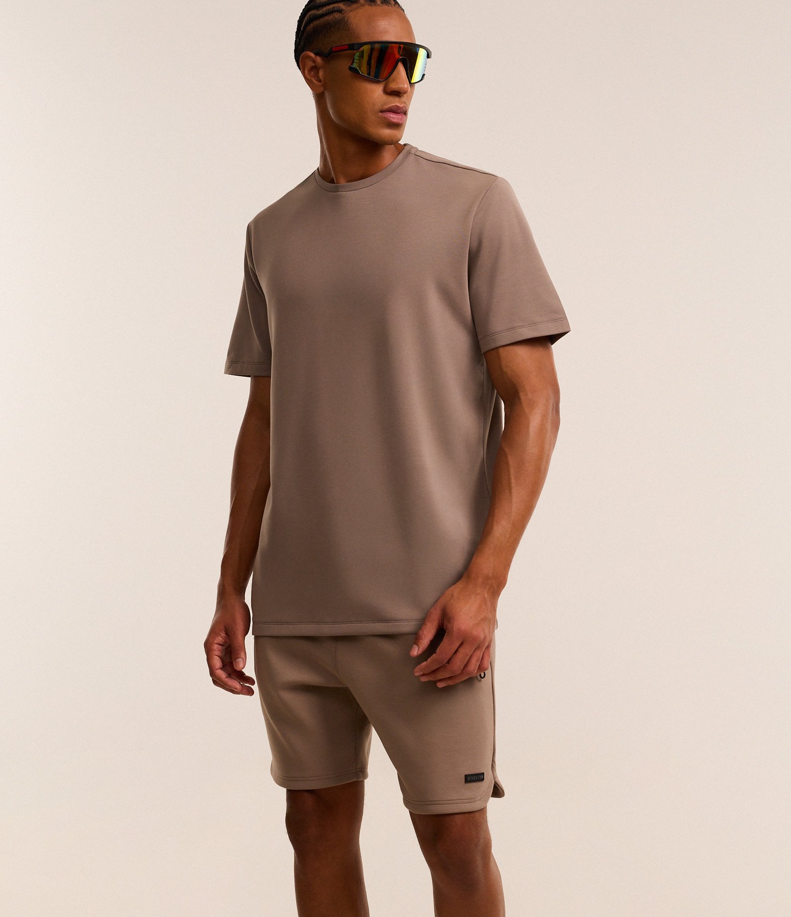 Bermuda Esportiva em Moletom Tecnológico com Cós Elástico e Zíper no Bolso Marrom 6