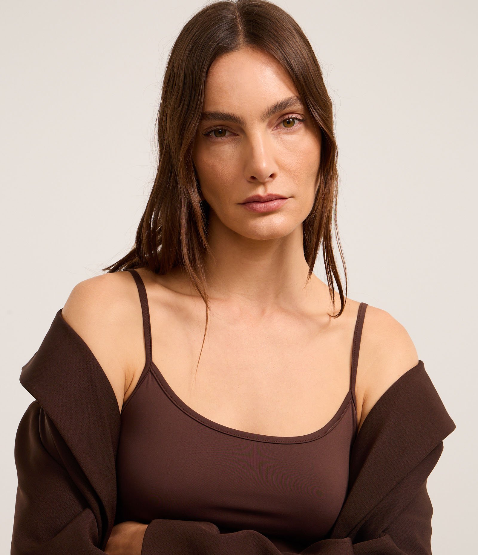 Blusa Básica em Poliamida com Alças Finas Marrom 5