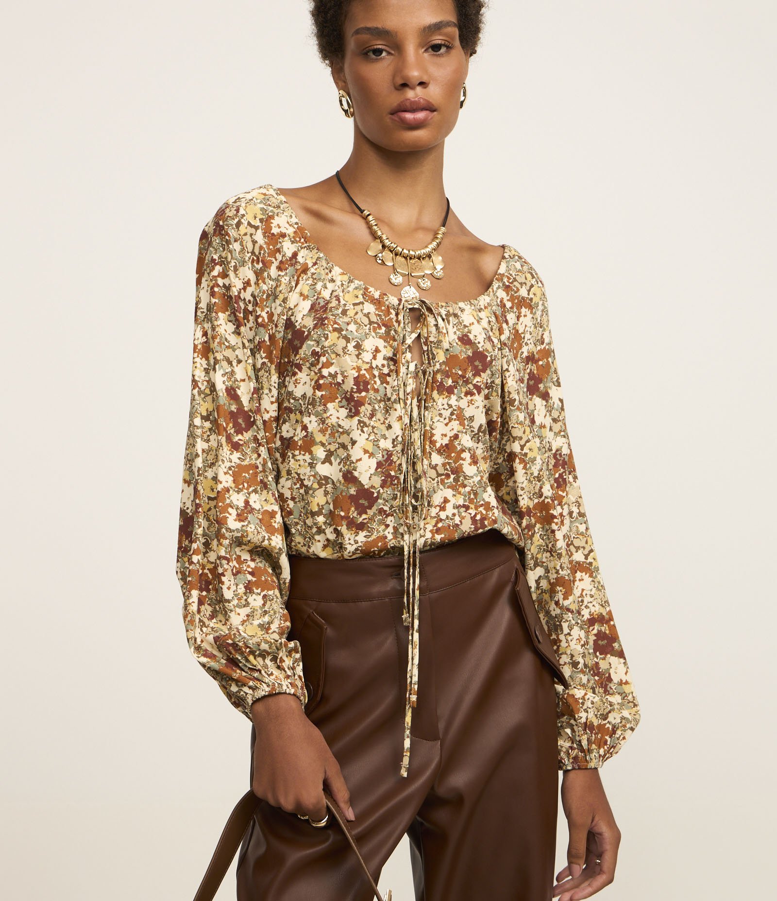 Blusa em Viscose com Amarração na Gola e Estampa Abstrata Marrom 1