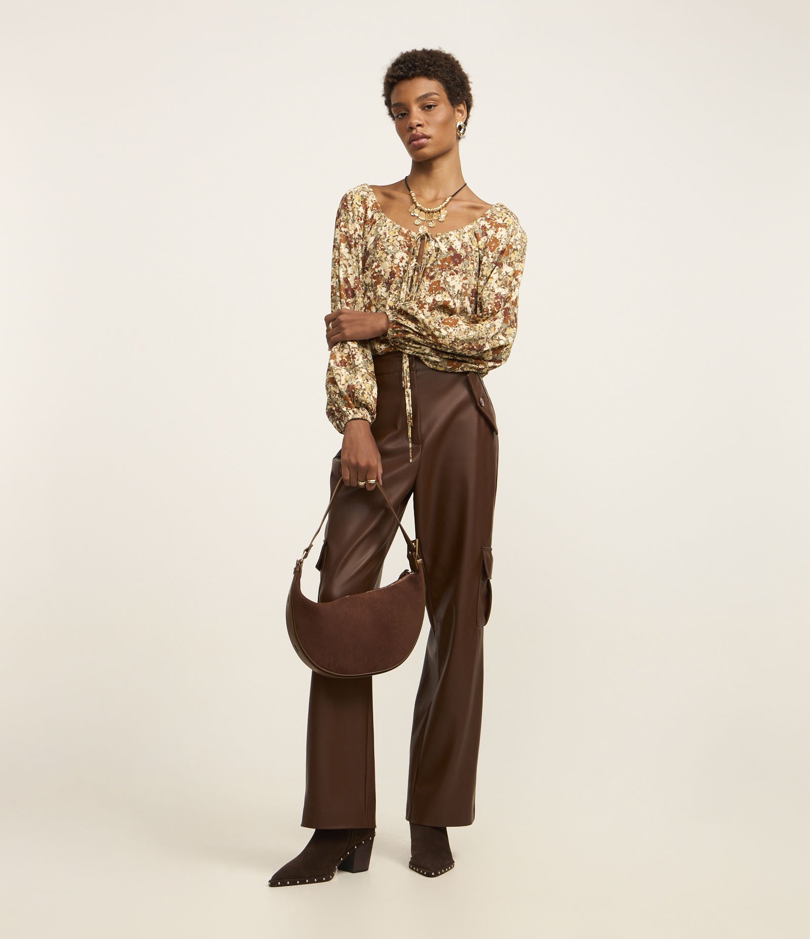 Blusa em Viscose com Amarração na Gola e Estampa Abstrata Marrom 2