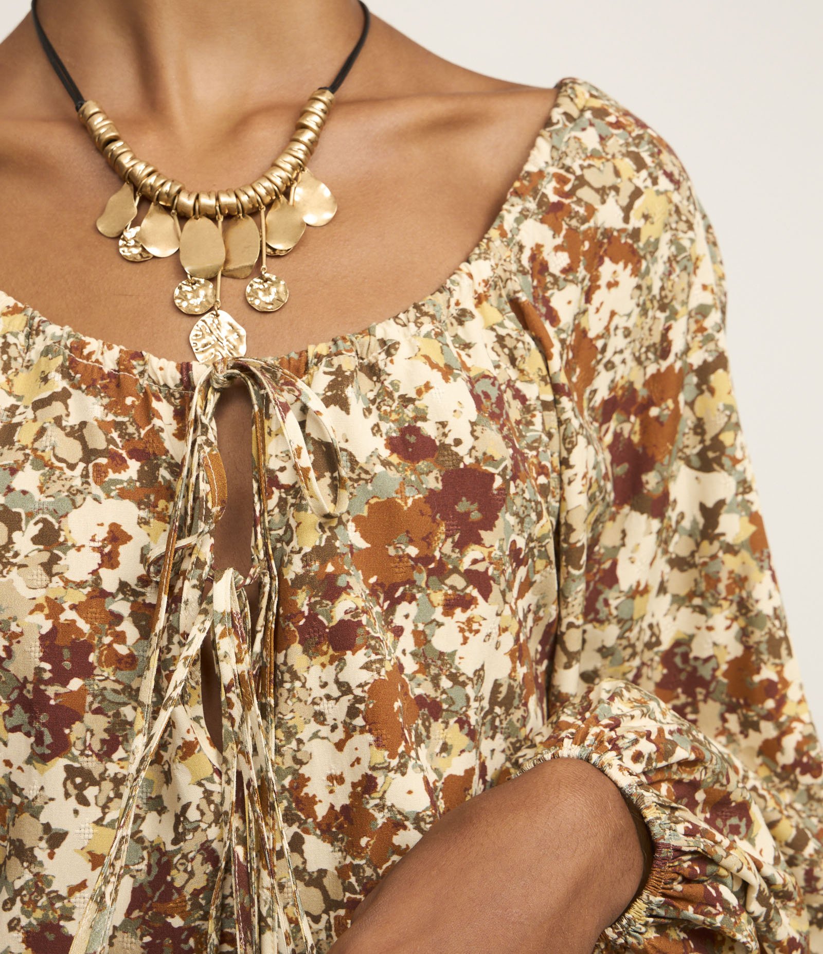 Blusa em Viscose com Amarração na Gola e Estampa Abstrata Marrom 3