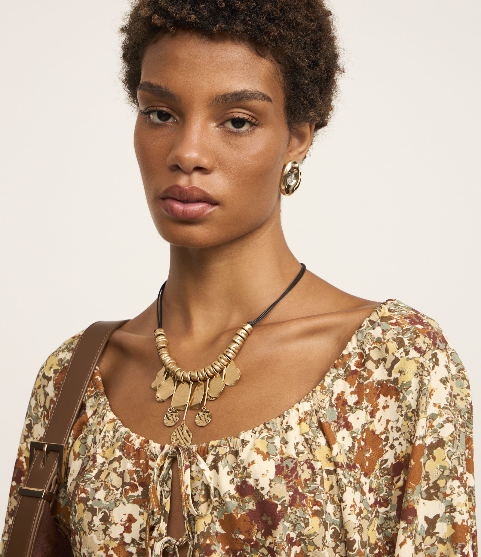 Blusa em Viscose com Amarração na Gola e Estampa Abstrata Marrom 4