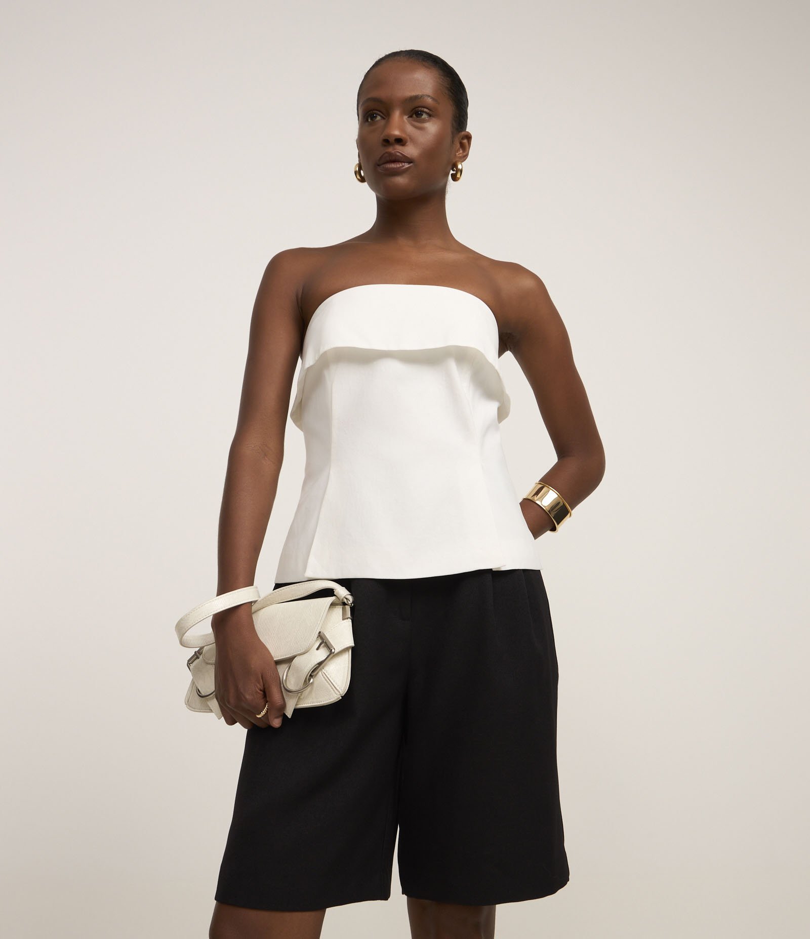 Bermuda Reta em Alfaiataria com Cintura Alta e Passantes no Cós Preto 2