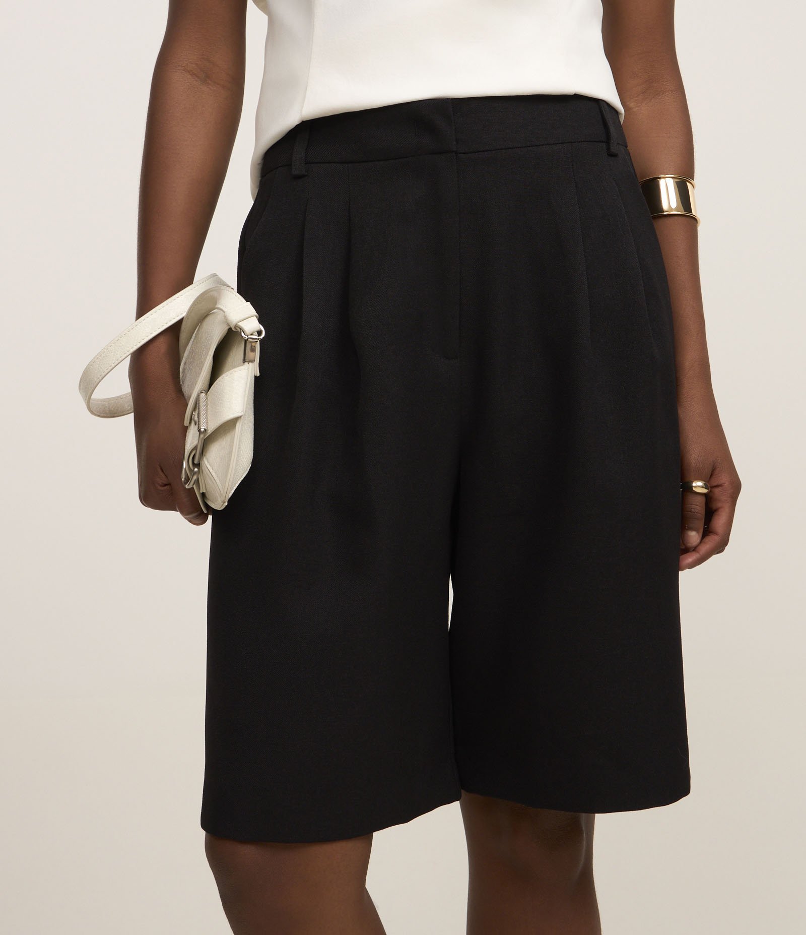 Bermuda Reta em Alfaiataria com Cintura Alta e Passantes no Cós Preto 4