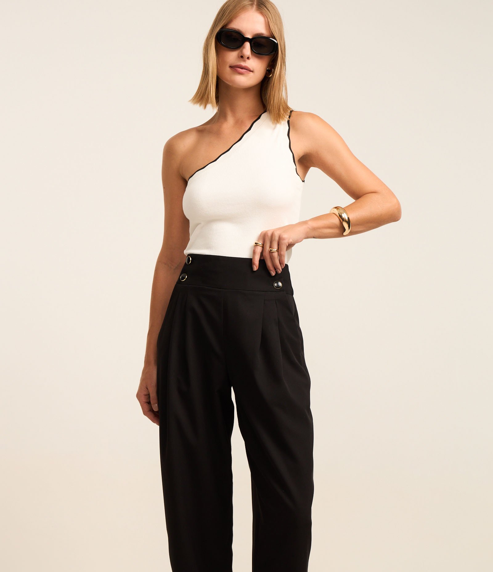 Calça Cenoura Alfaiatada com Botões no Cós Preto 2