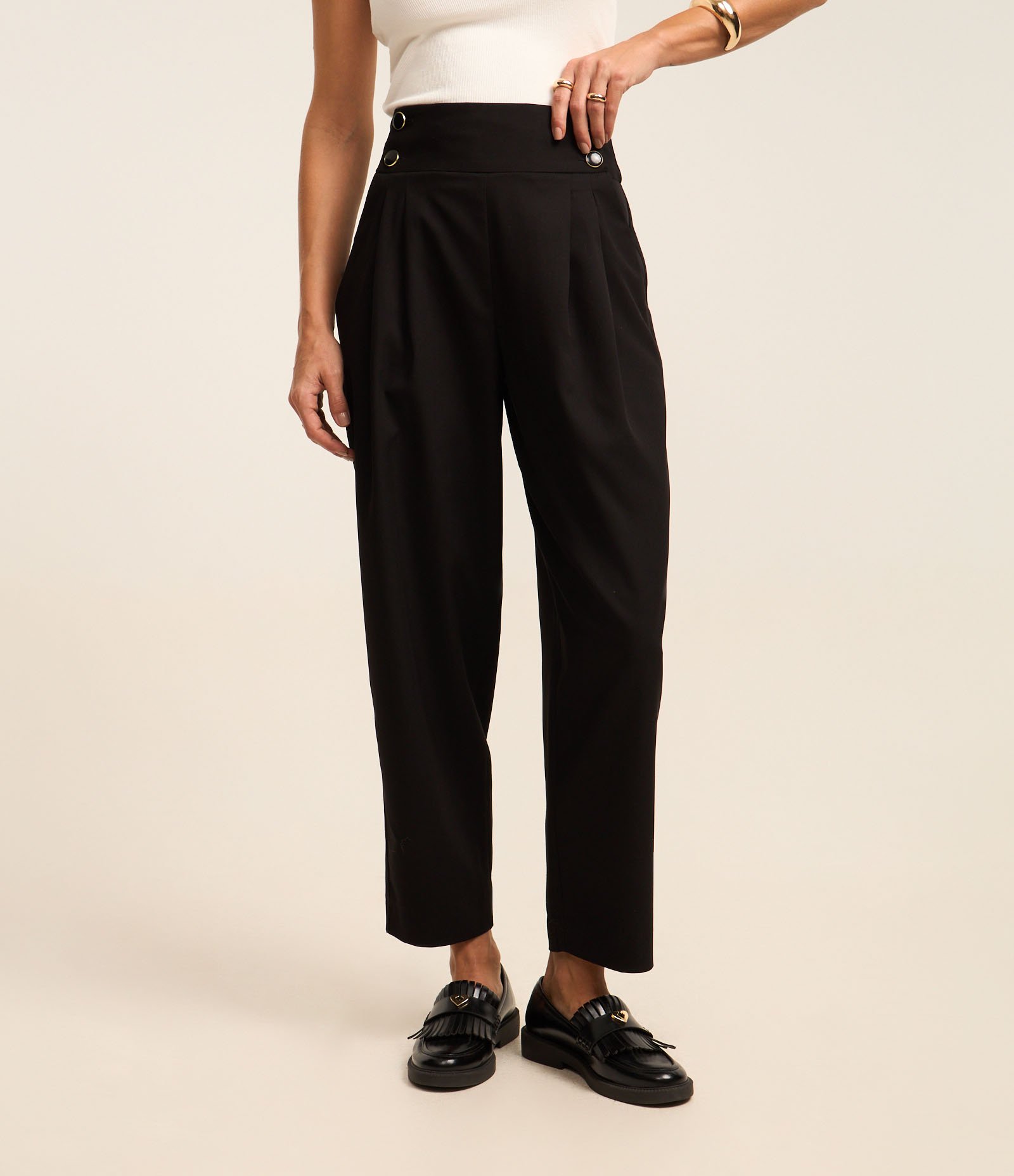 Calça Cenoura Alfaiatada com Botões no Cós Preto 3