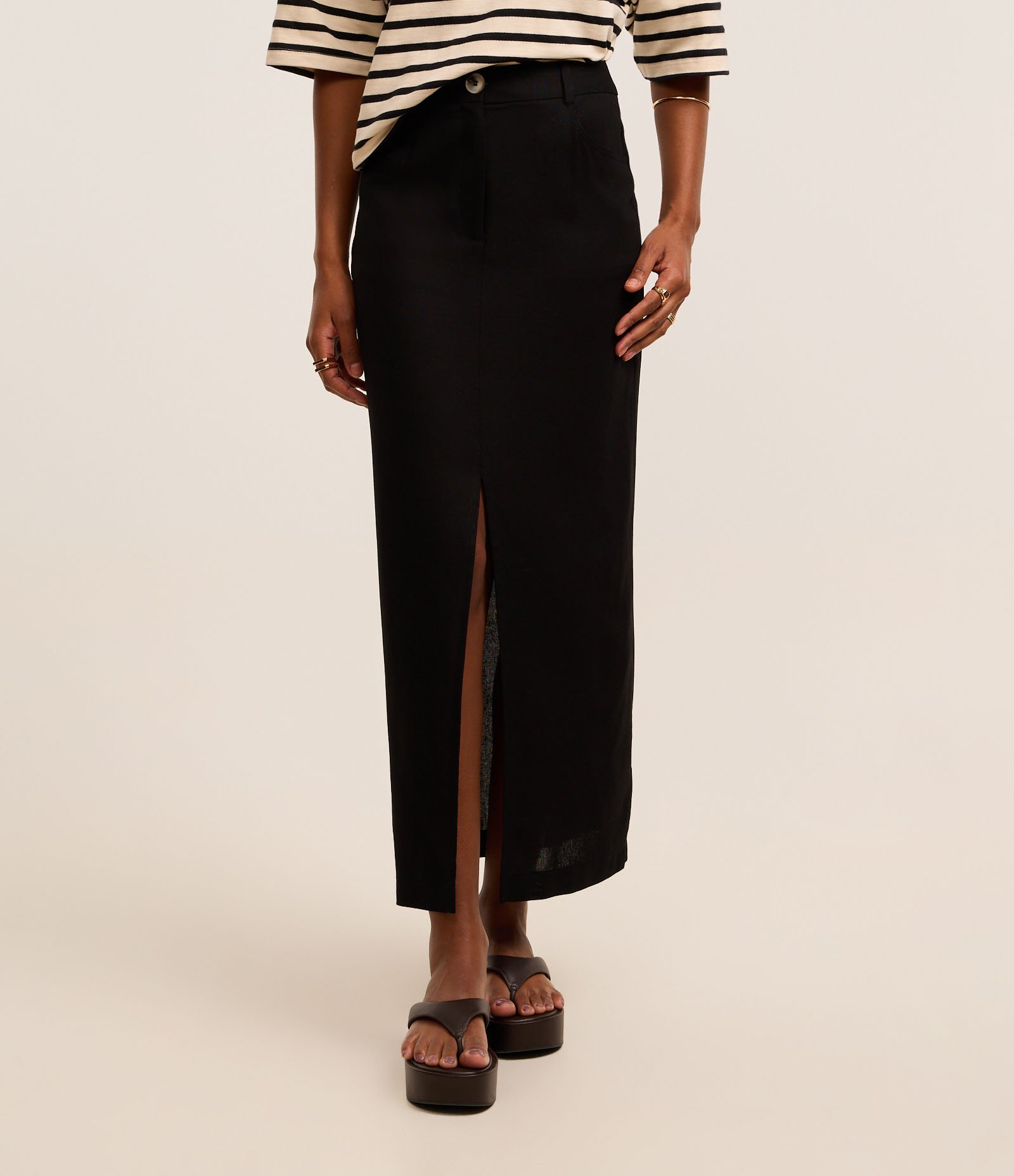 Saia Longa em Viscolinho com Bolsos e Fenda Preto 3