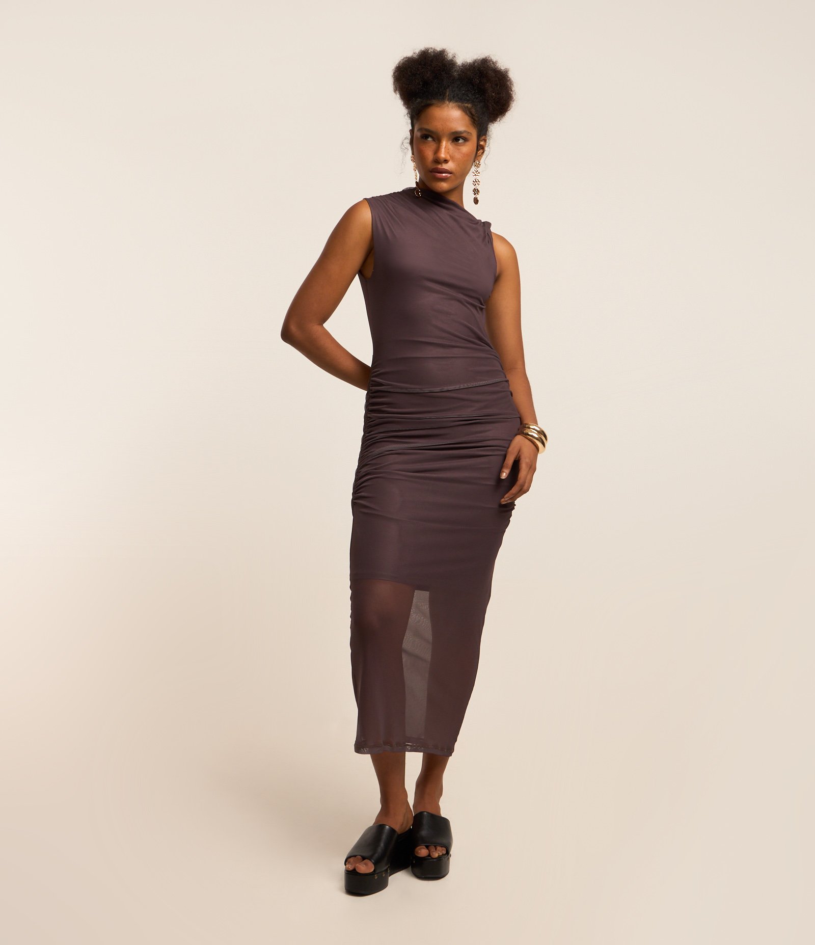 Vestido New Midi em Tule com Transparência e Decote Assimétrico Marrom 1