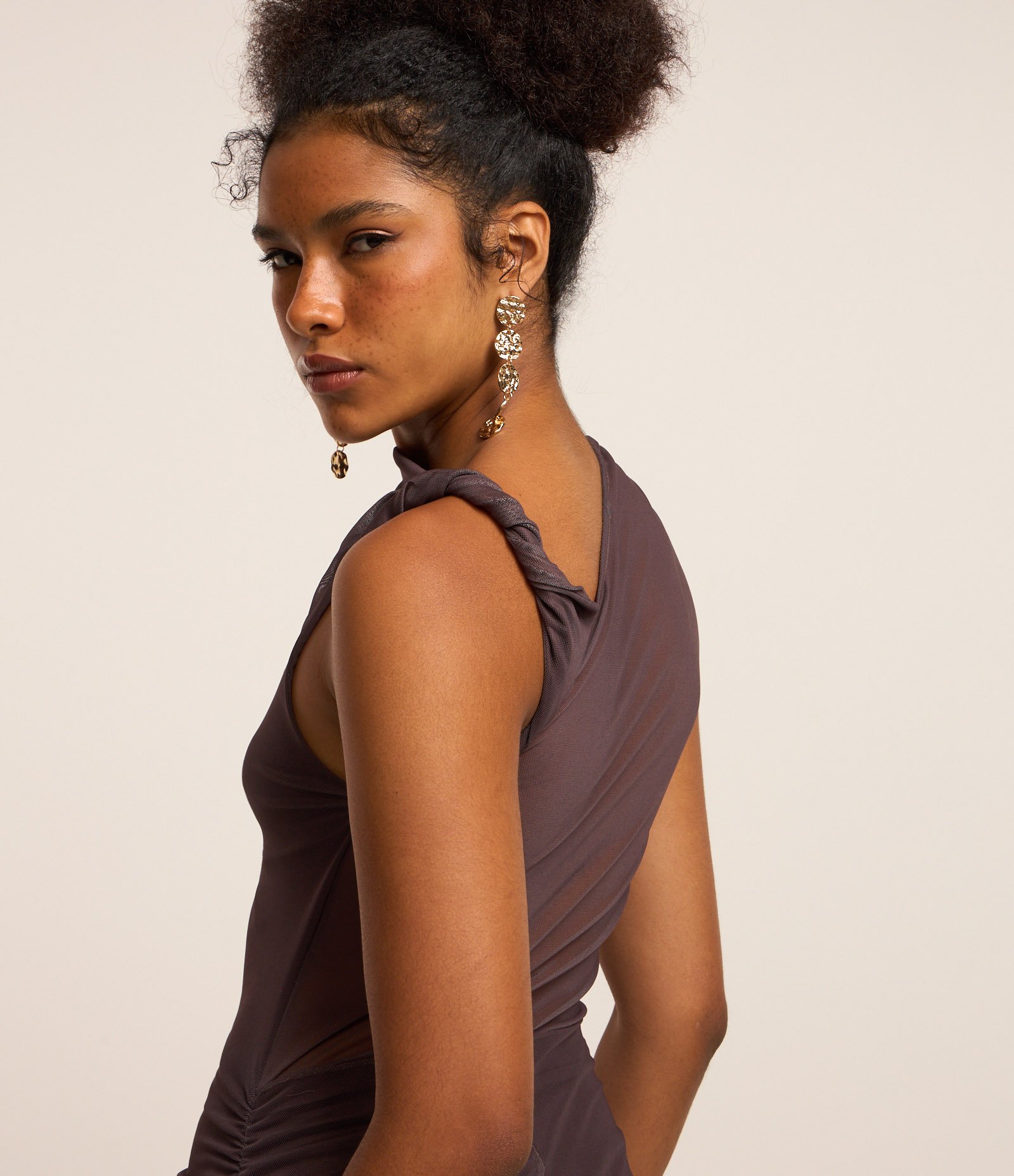 Vestido New Midi em Tule com Transparência e Decote Assimétrico Marrom 3