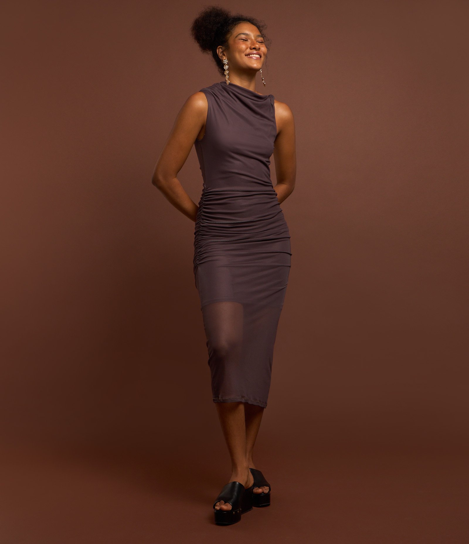 Vestido New Midi em Tule com Transparência e Decote Assimétrico Marrom 4