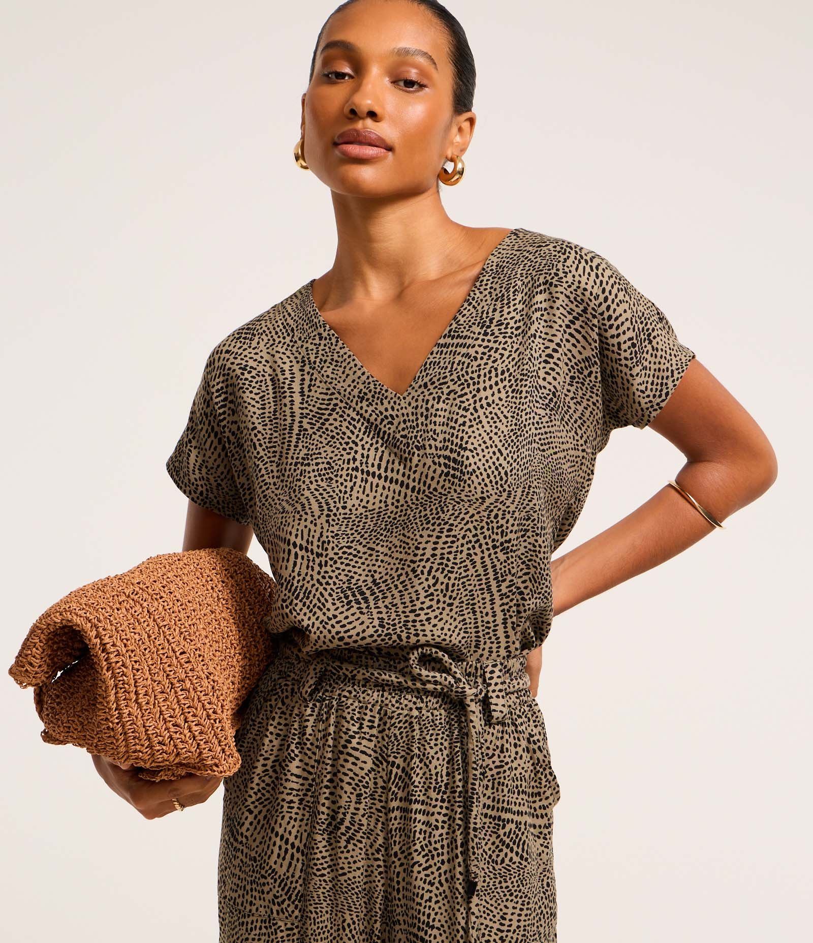 Blusa em Viscose Twill com com Gola V e Estampa Abstrata Marrom 1