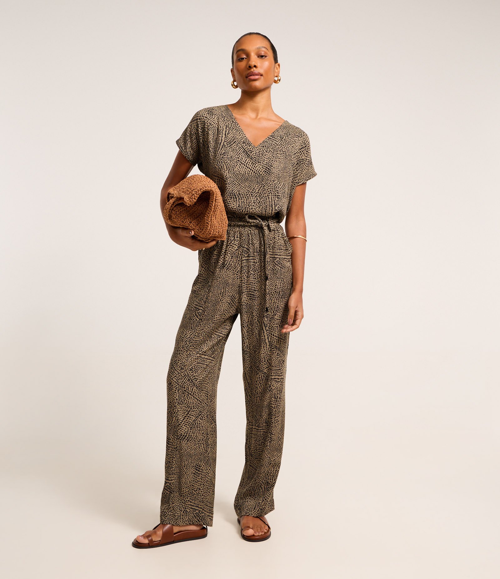 Blusa em Viscose Twill com com Gola V e Estampa Abstrata Marrom 2