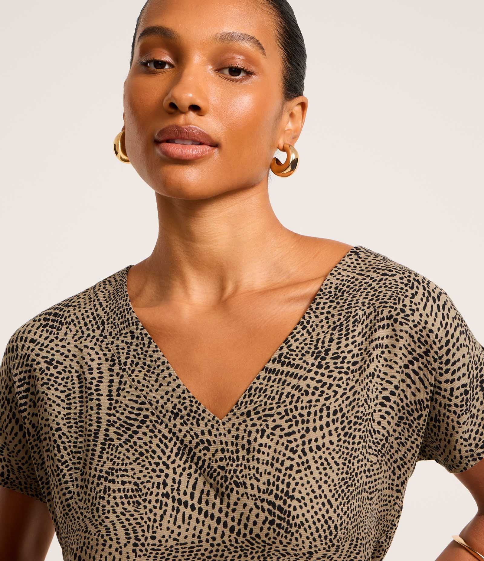 Blusa em Viscose Twill com com Gola V e Estampa Abstrata Marrom 4