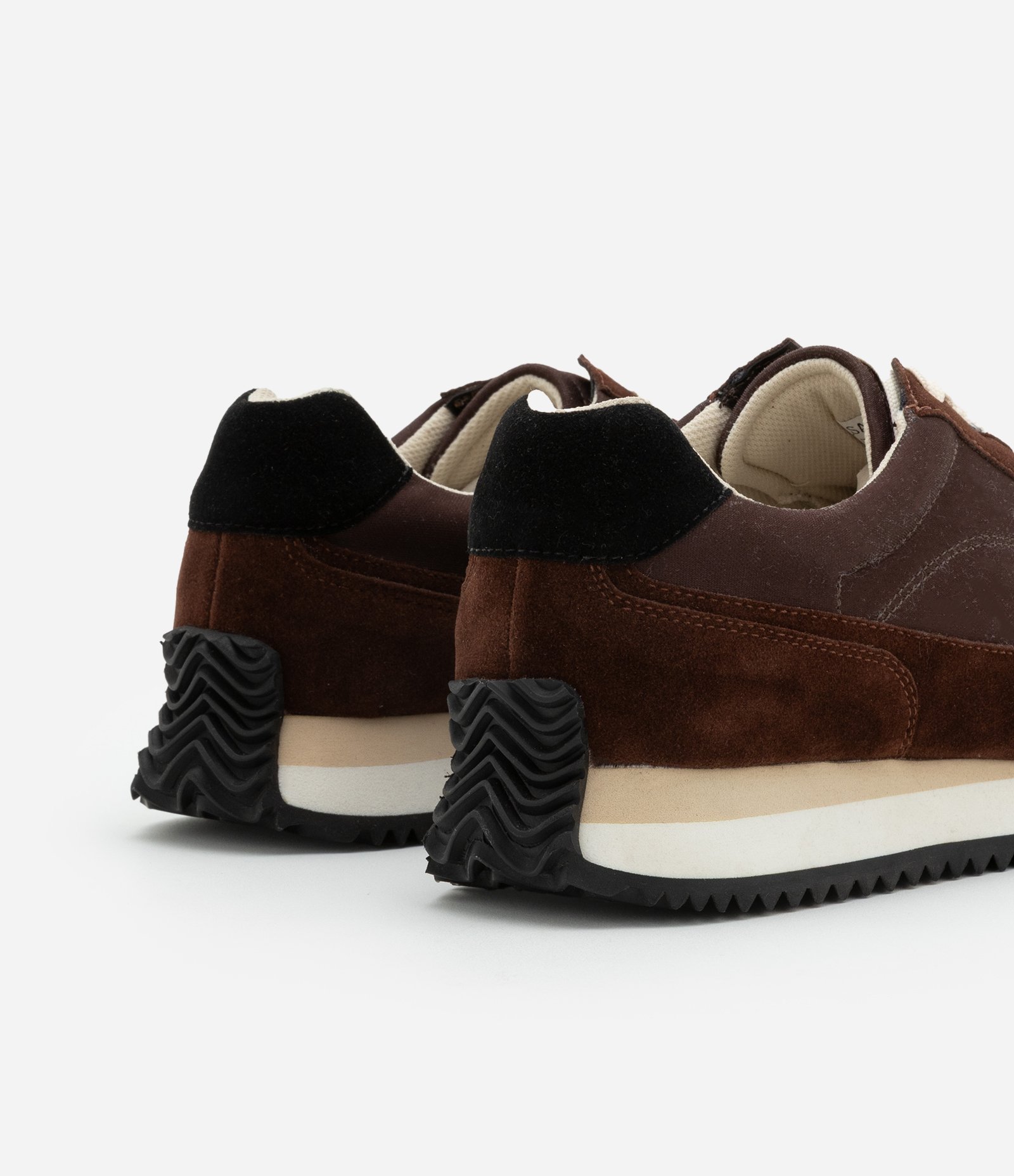 Tênis Jogging em Material Sintético com Detalhes Contrastantes Marrom 3