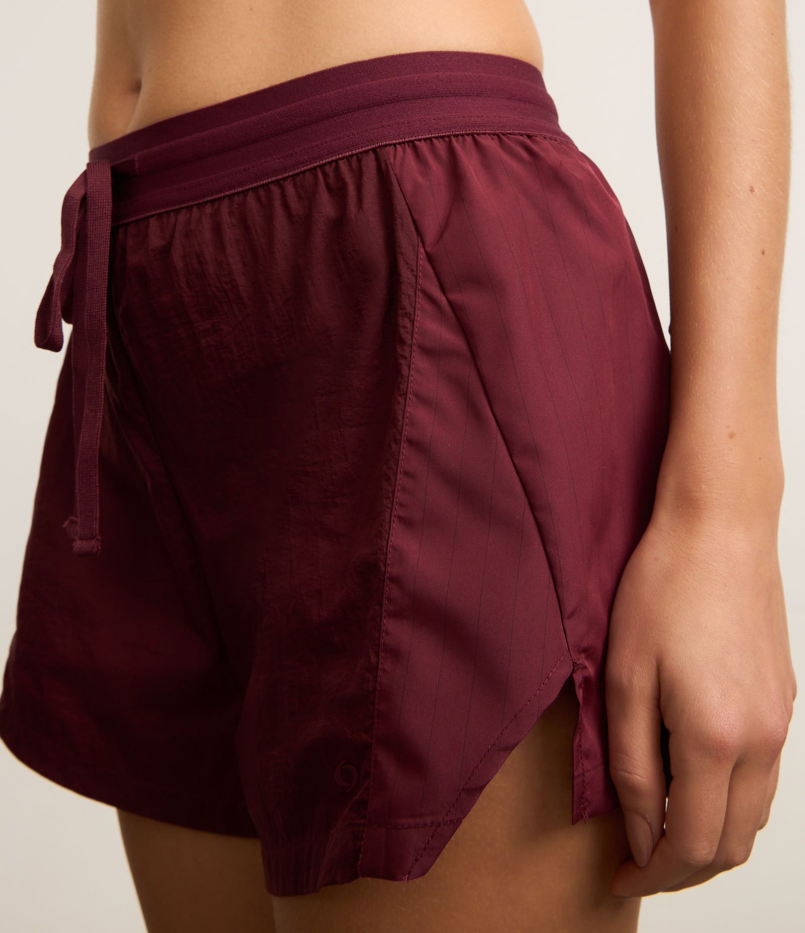 Short Runner Esportivo com Fio Refletivo Bordô 4