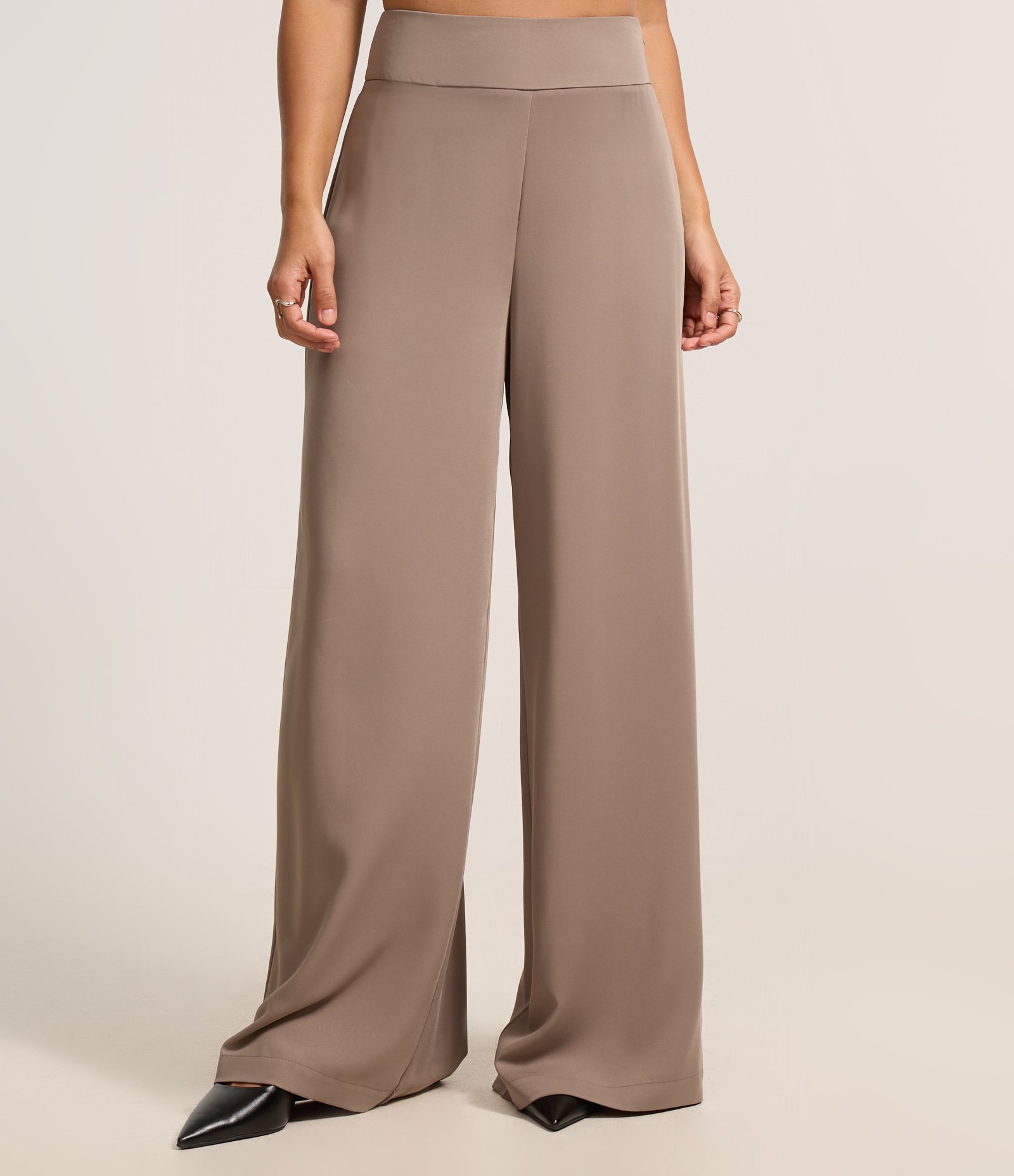 Calça Pantalona em Crepe com Pences Cinza 3