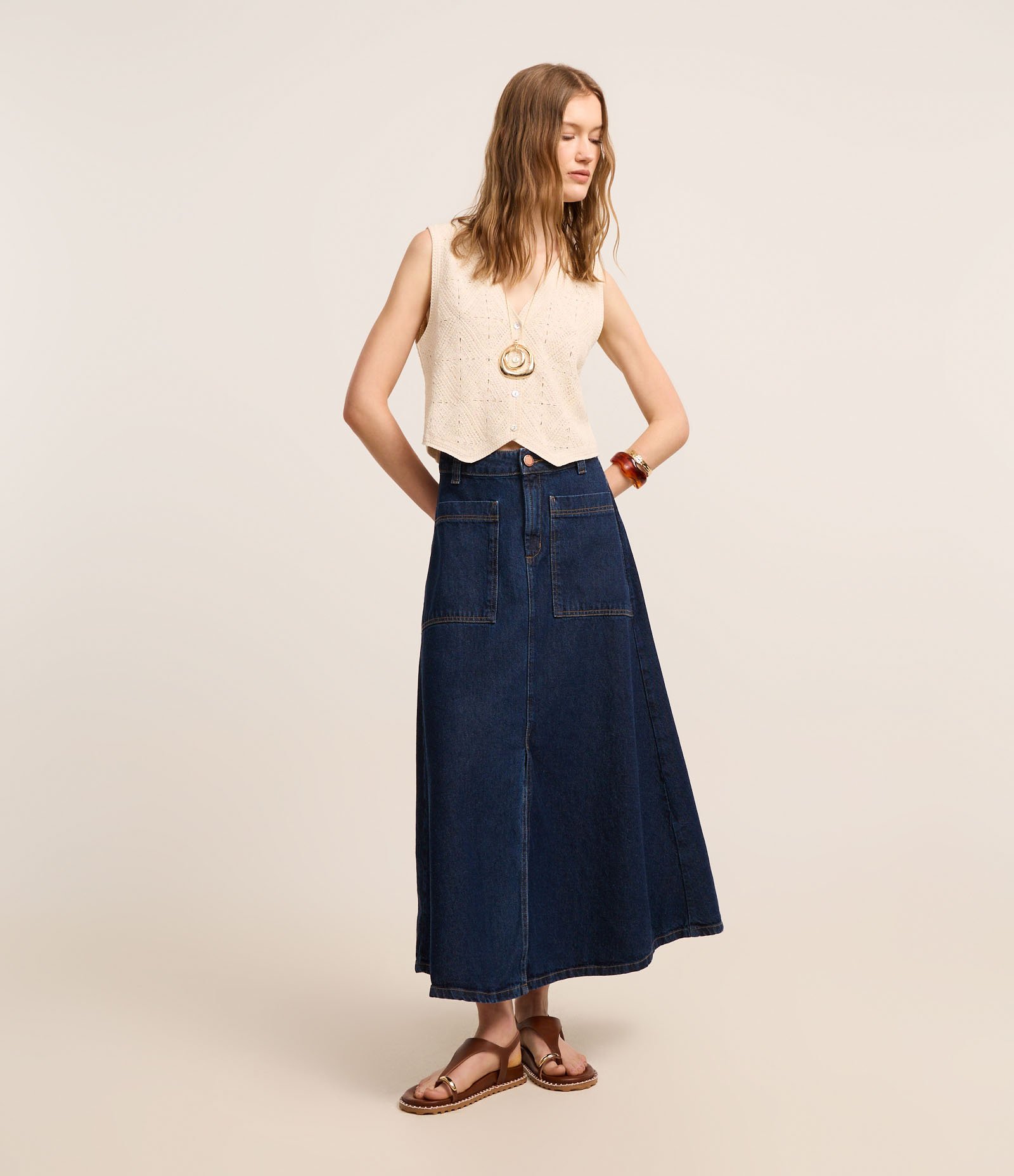 Saia Evasê Midi em Jeans com Fenda e Bolsos Frontais Azul Escuro 1