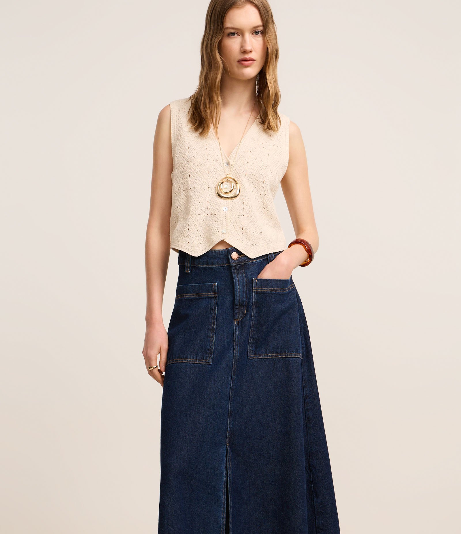 Saia Evasê Midi em Jeans com Fenda e Bolsos Frontais Azul Escuro 2