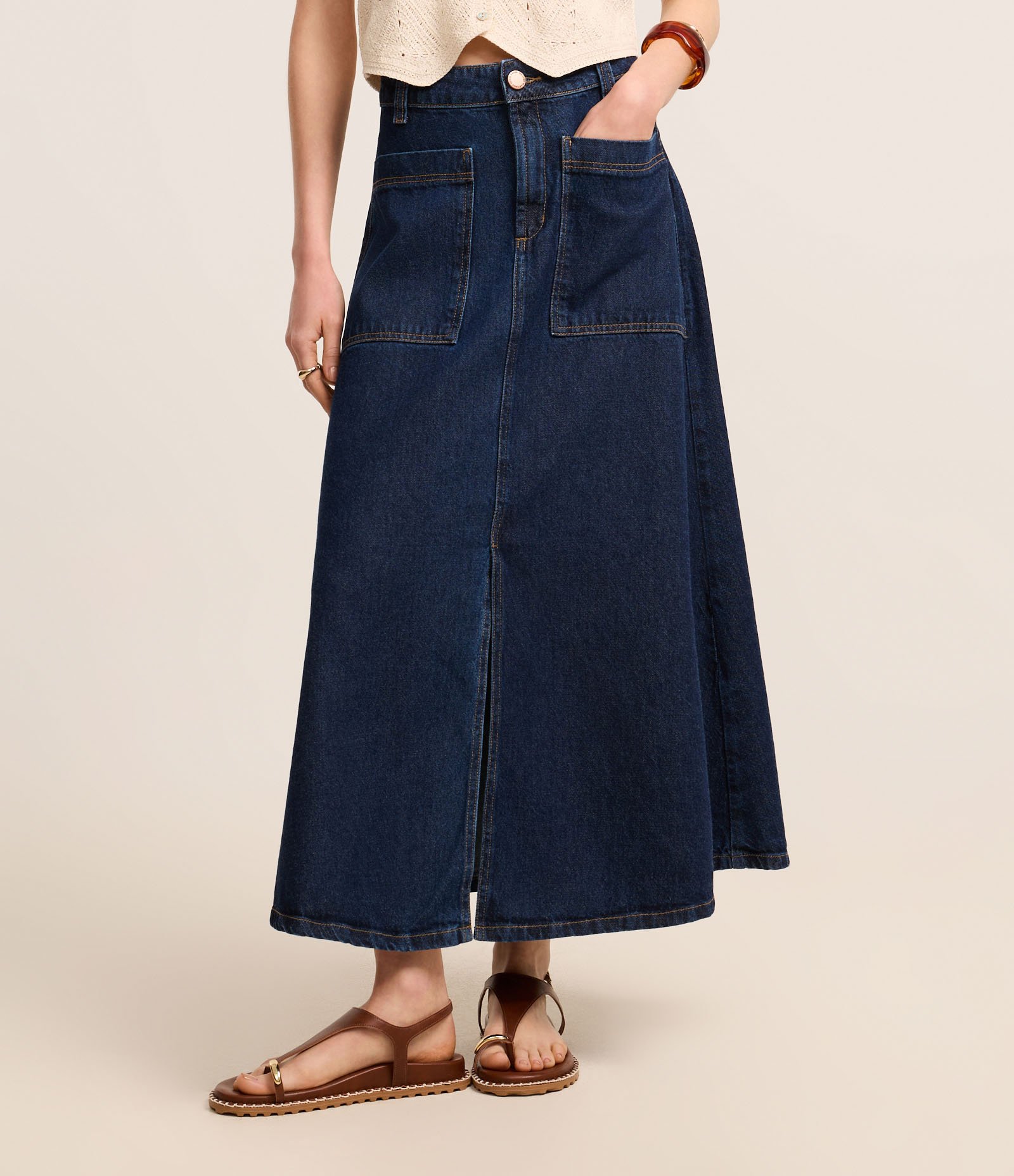 Saia Evasê Midi em Jeans com Fenda e Bolsos Frontais Azul Escuro 3