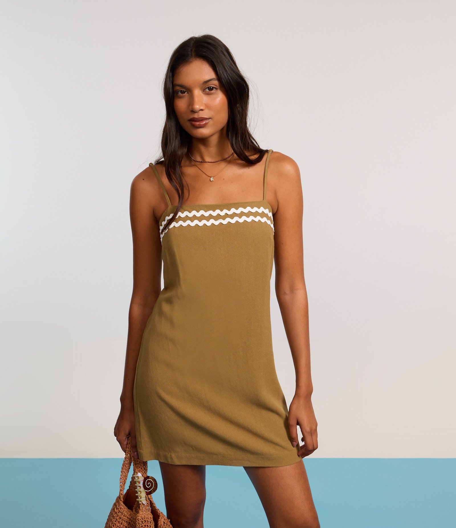 Vestido Curto em Crepe com Detalhe Ondulado no Busto Verde 5